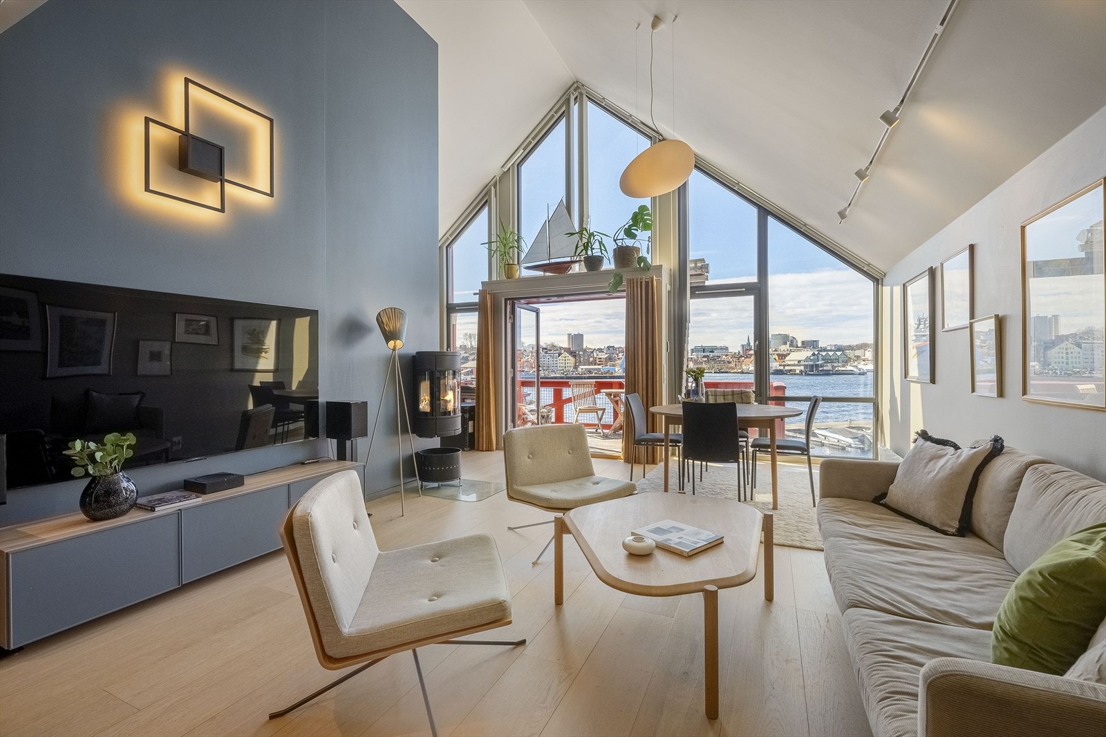 Spektakulær utsikt over vannet fra romslig stue med store vinduer. Her kan du virkelig nyte solrike dager og kvelder. Galleribilde