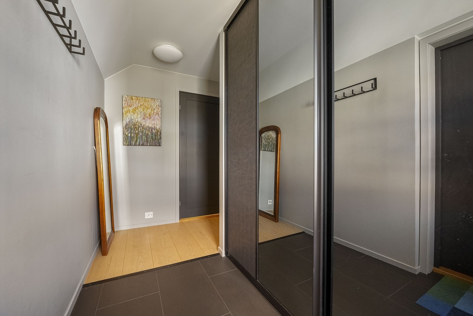 Speilgarderobe gir en god luftighet i gangen Galleribilde