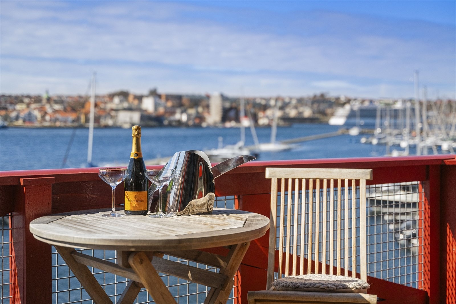 Nyt fantastisk sjøutsikt fra balkongen, perfekt for avslapning i dag og kvedlssol. En idyllisk plass for livsnytere. Galleribilde