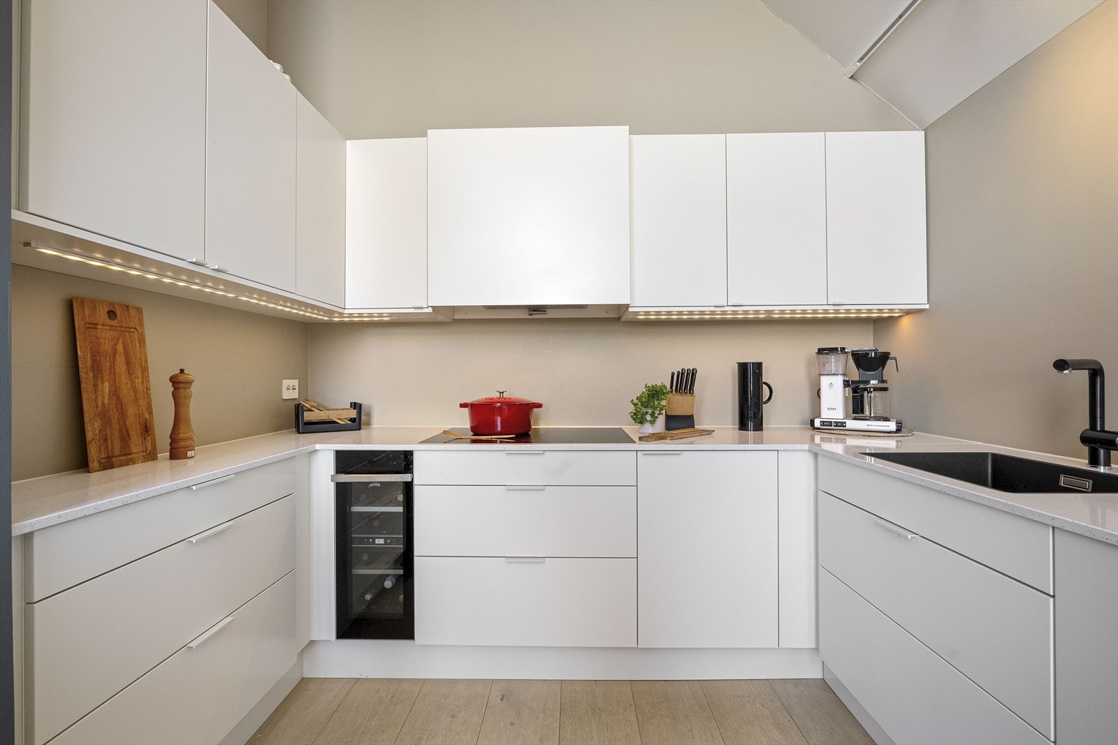 Moderne kjøkken med stilrent design og praktiske løsninger. Perfekt for matlaging og sosialt samvær. Velkommen til ditt nye hjem! Galleribilde