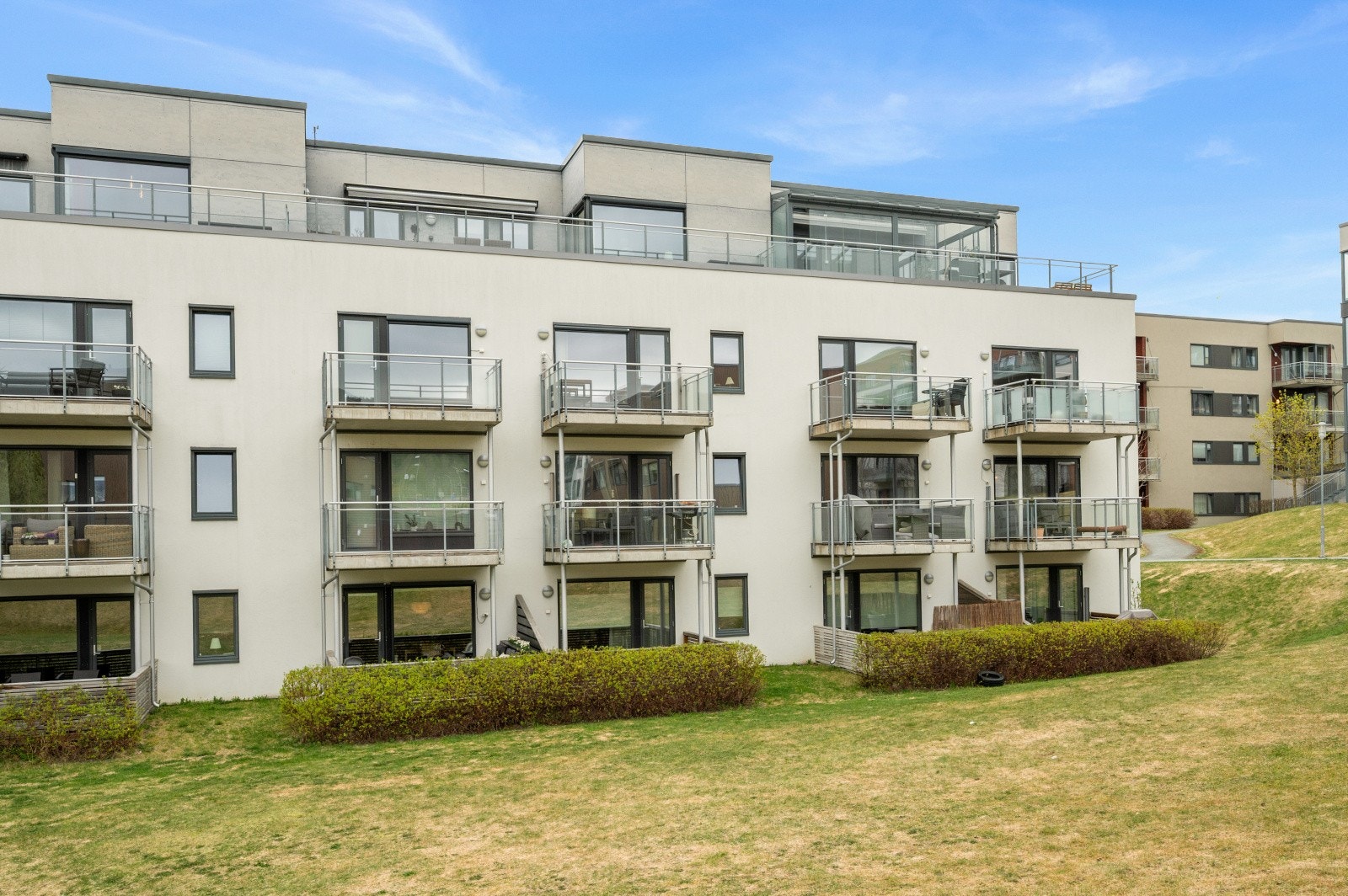Leiligheten har flott beliggenhet i bygget med plen utenfor terrasseområdet. Galleribilde