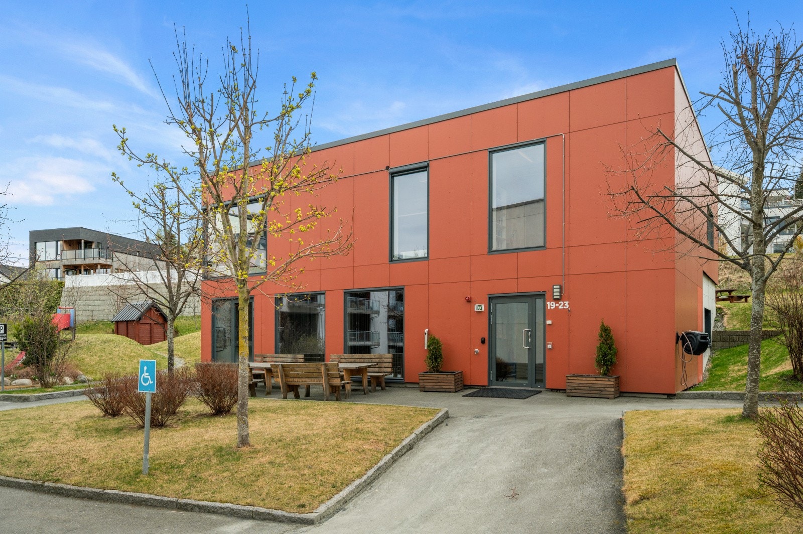 Prosjektet er et Extra prosjekt som inneholder godt utstyrt treningsrom med badstu og dusj, forsamlingslokale og 2 besøkshybler som disponeres av sameierne i Horgvegen. Se info på https://www.horgvegen.no/ Galleribilde