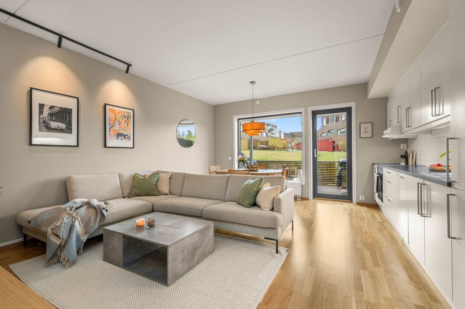 Leiligheten har god og innflyttingsklar standard med fjernvarme, balansert ventilasjon, lyse fargevalg, 3-stavs eikeparkett på gulv og kjøkken med integrerte hvitevarer. Galleribilde