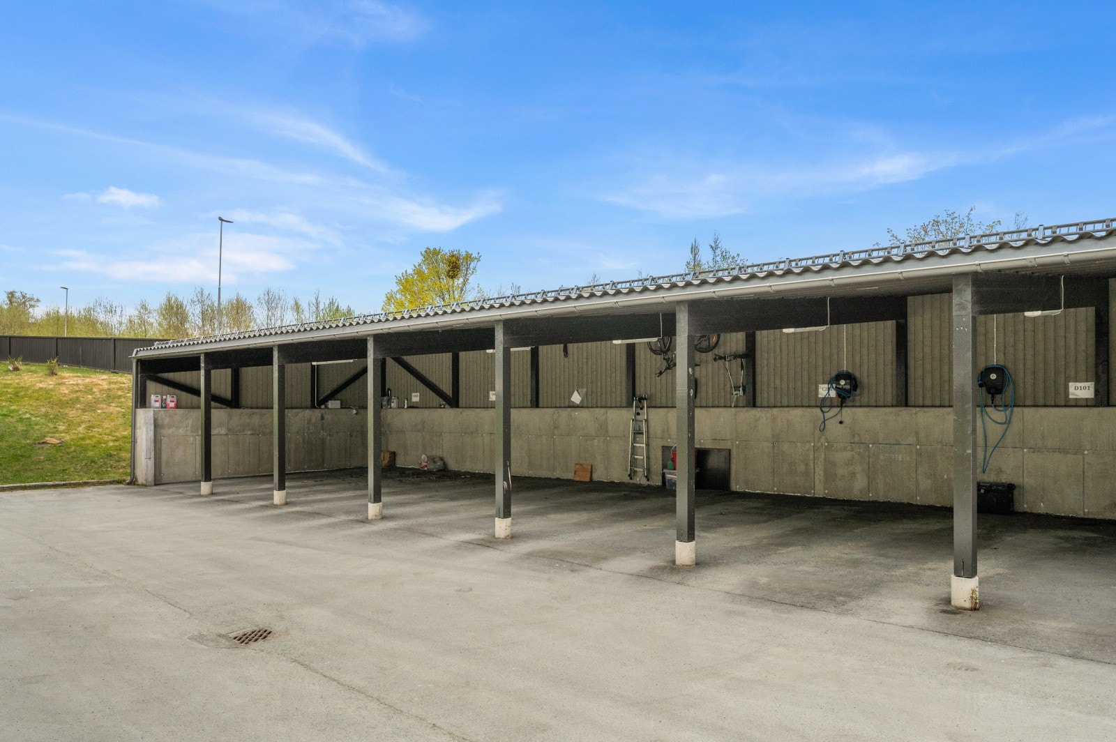 Leiligheten har parkering i carport med mulighet for el.bil-lader. Galleribilde