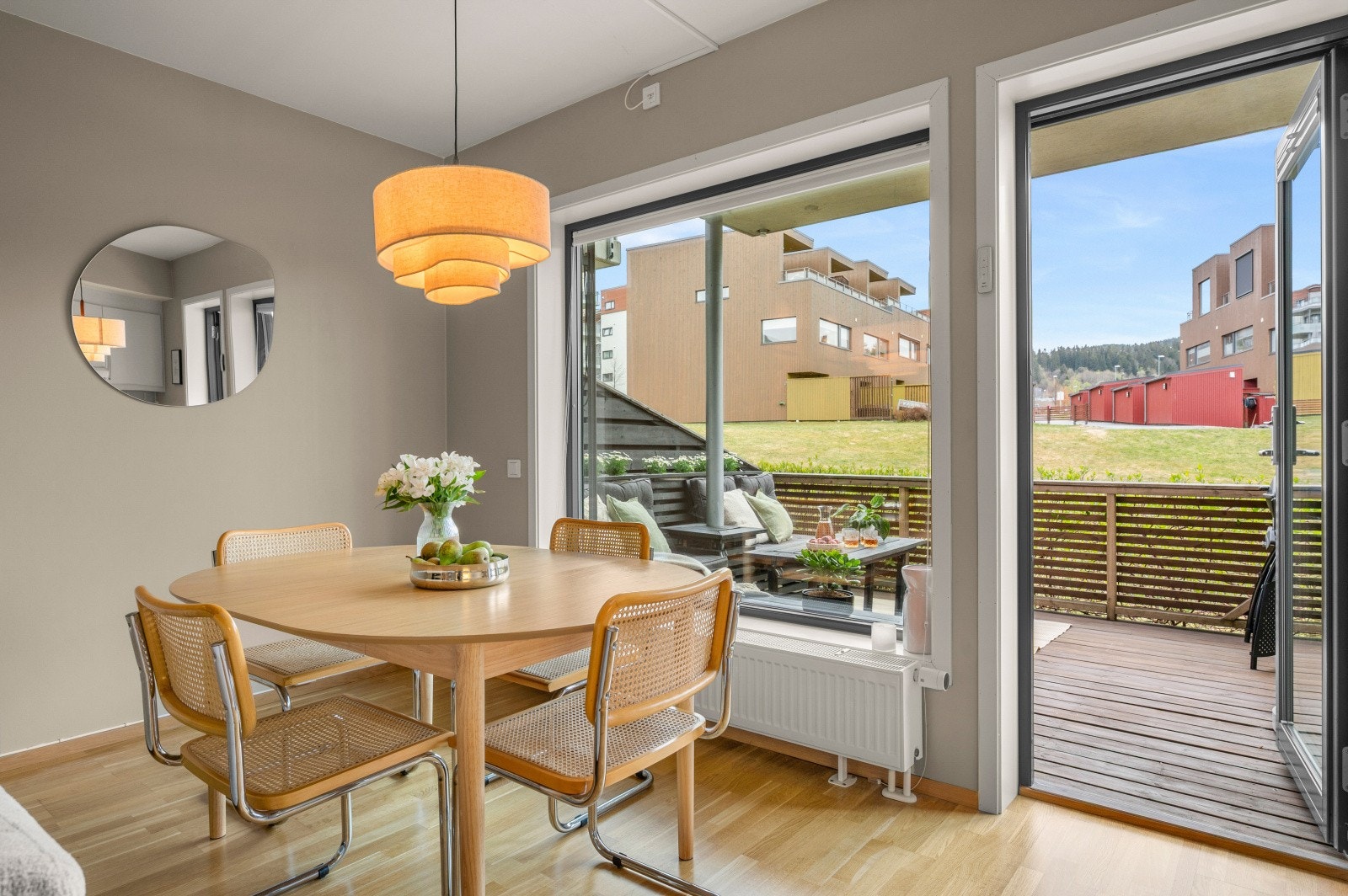 Leiligheten har moderne standard med fjernvarme, balansert ventilasjon og et stilrent uttrykk. Solrik uteplass med plassbygget møblement og utvendig solskjerming. Galleribilde