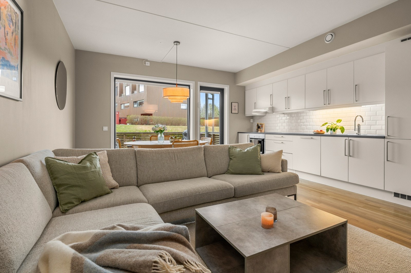 Det er god plass til både stor sofa og spisebord på stuen. Oppholdsrommene og gangen er til sammen ca 30 kvm. Galleribilde