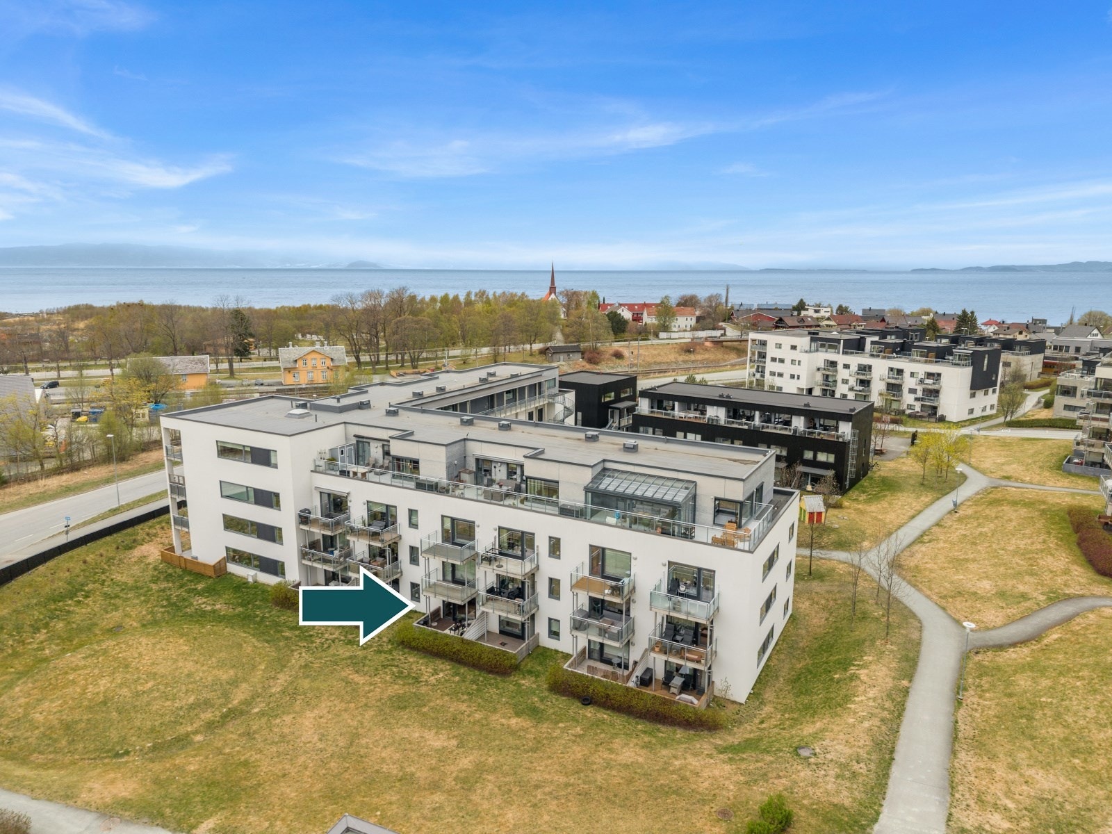 Leiligheten ligger fint til i feltet med sør/vest-vendt terrasse med svært gode solforhold gjennom dagen. Galleribilde
