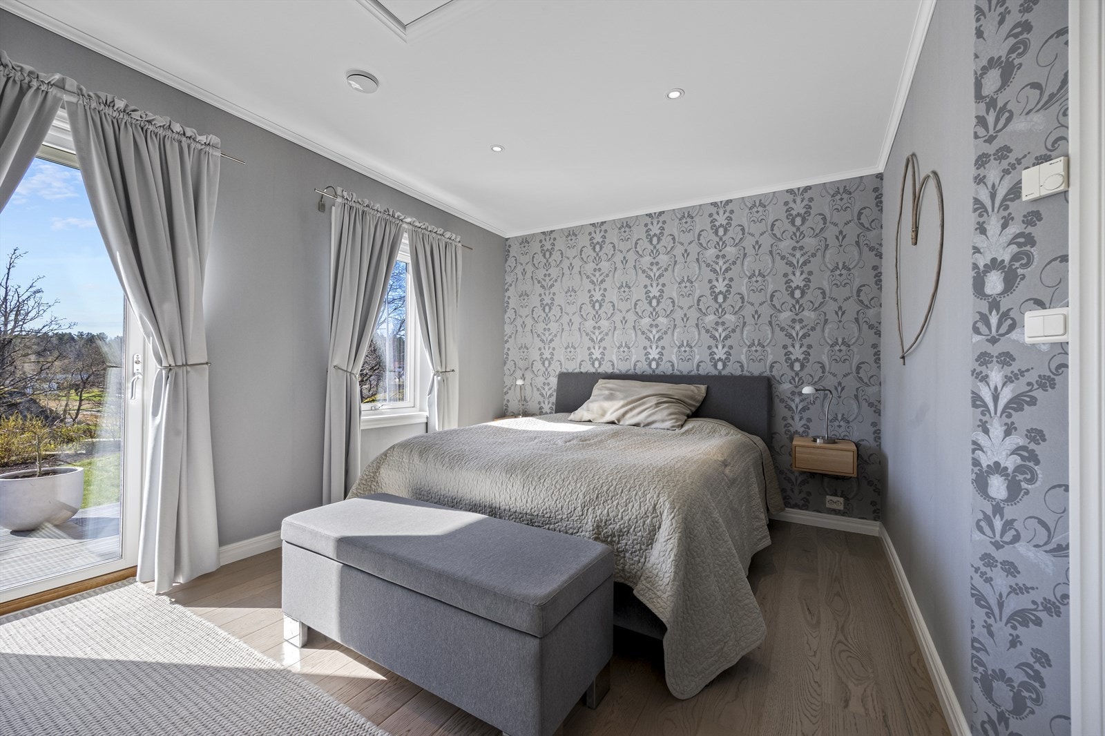 Master-suite med foreldresoverom og stort privat baderom. Galleribilde