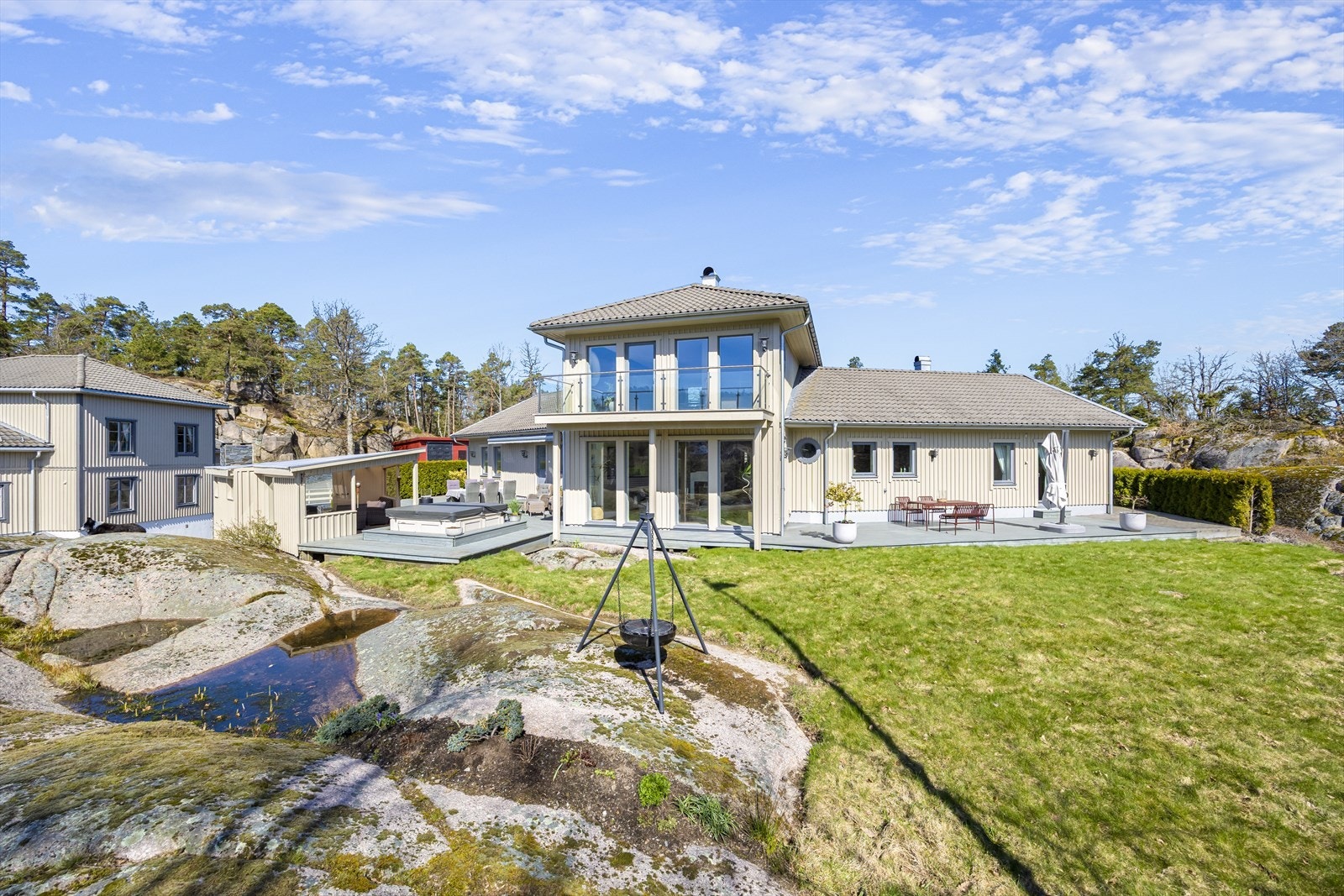 Rundt hovedhuset er det opparbeidet hage og uteområder mot vest bestående av stor platting langs hele husets fasade, utestue og jacuzzi. Galleribilde