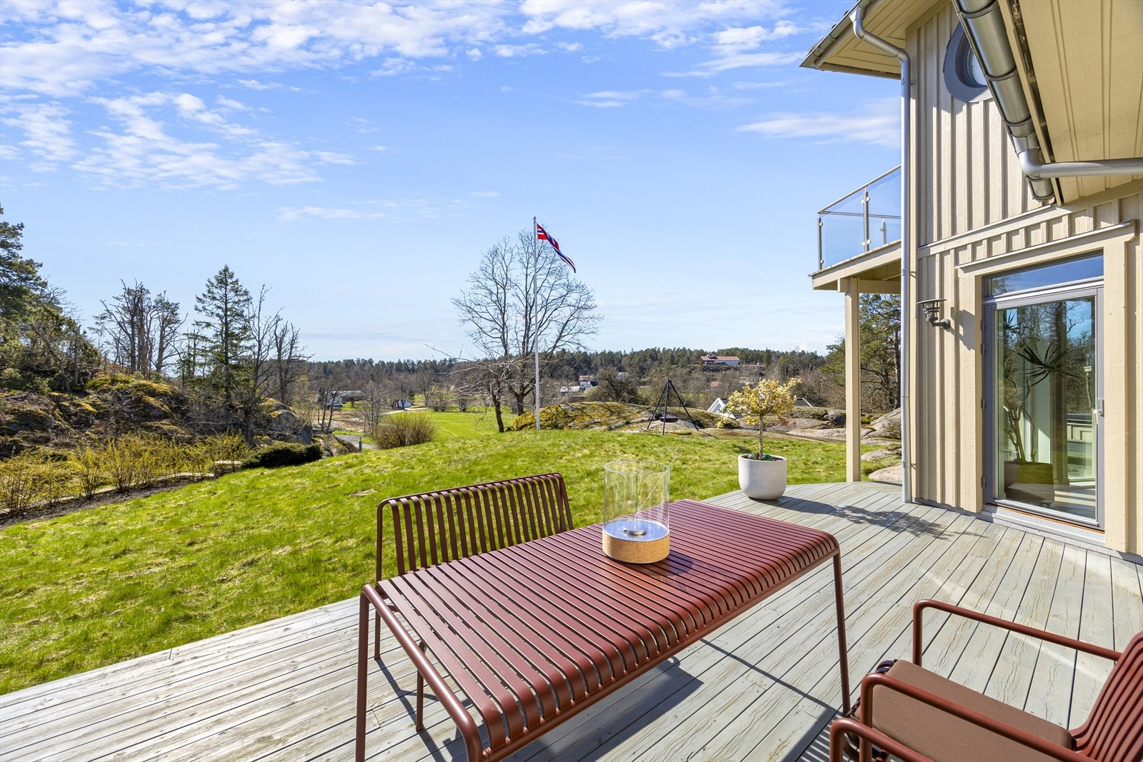 Uteplasser mot vest - Stor terrasse med fritt utsyn. Galleribilde