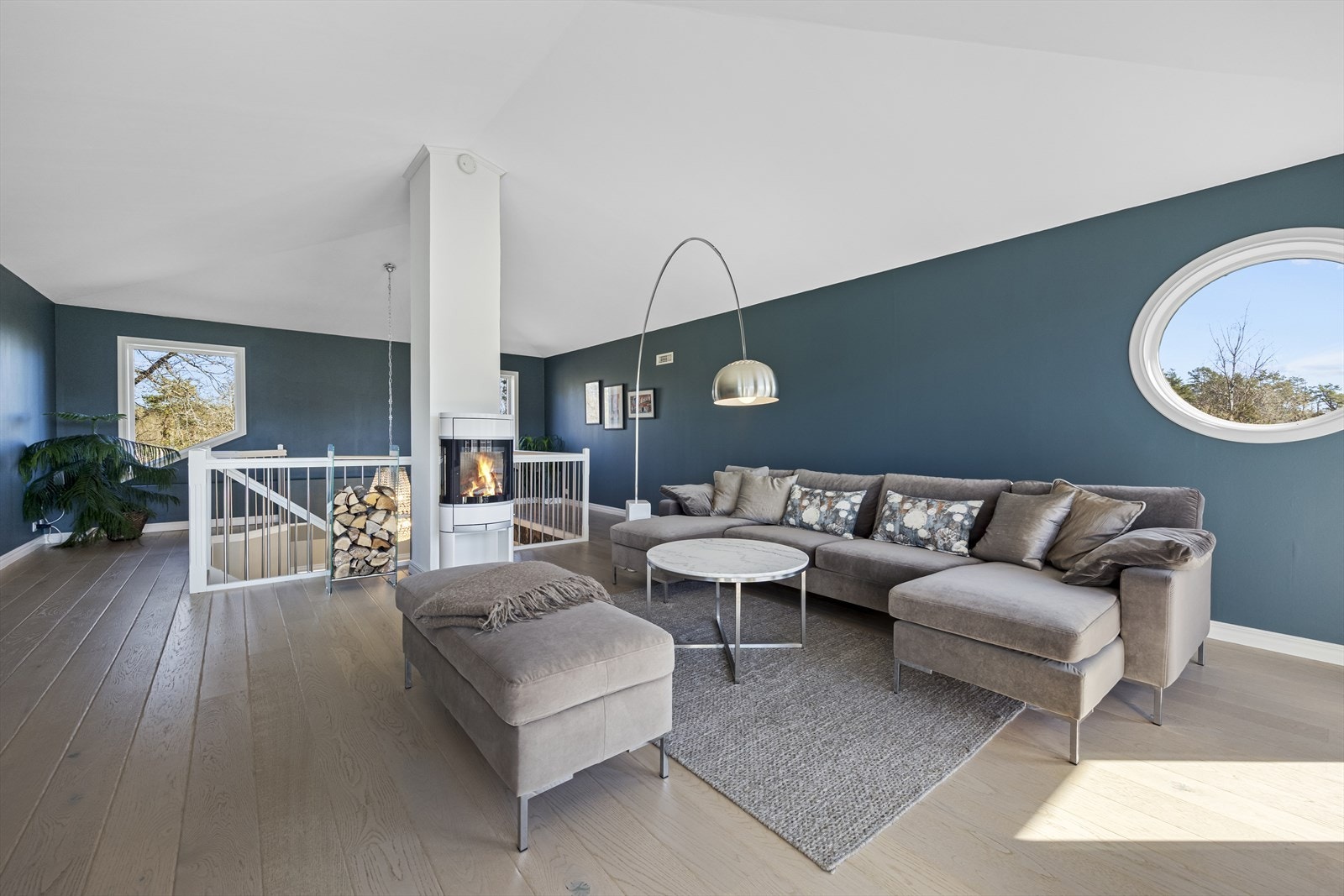 Loftstue med peis. Galleribilde