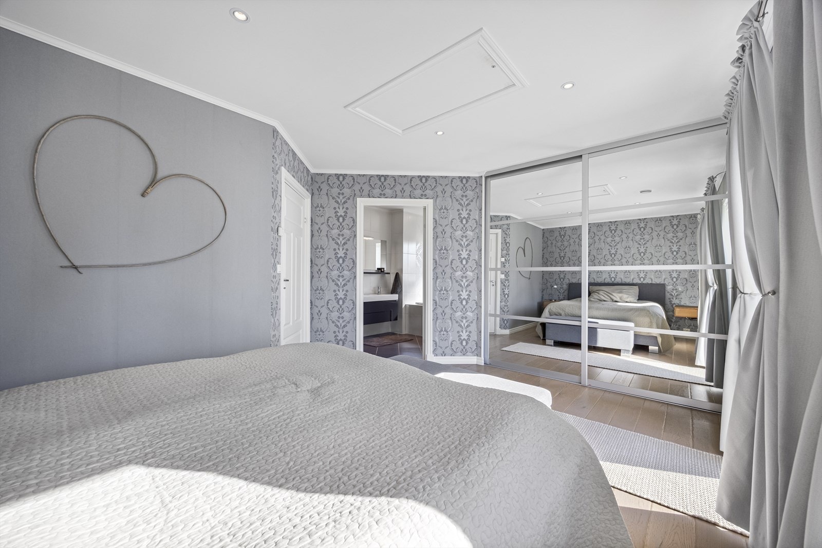 Skyvedørsgarderobe og tilgang til privat baderom. Galleribilde