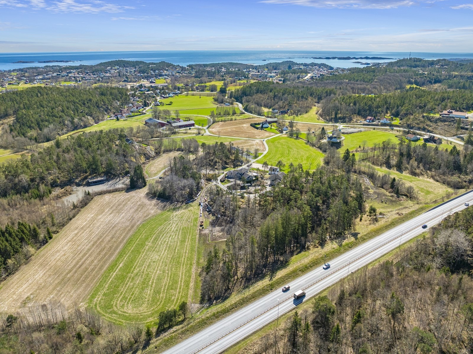 Fevik ligger midt mellom Arendal og Grimstad med kort vei til E-18 og god kollektivforbindelse både i østlig og vestlig retning. Galleribilde