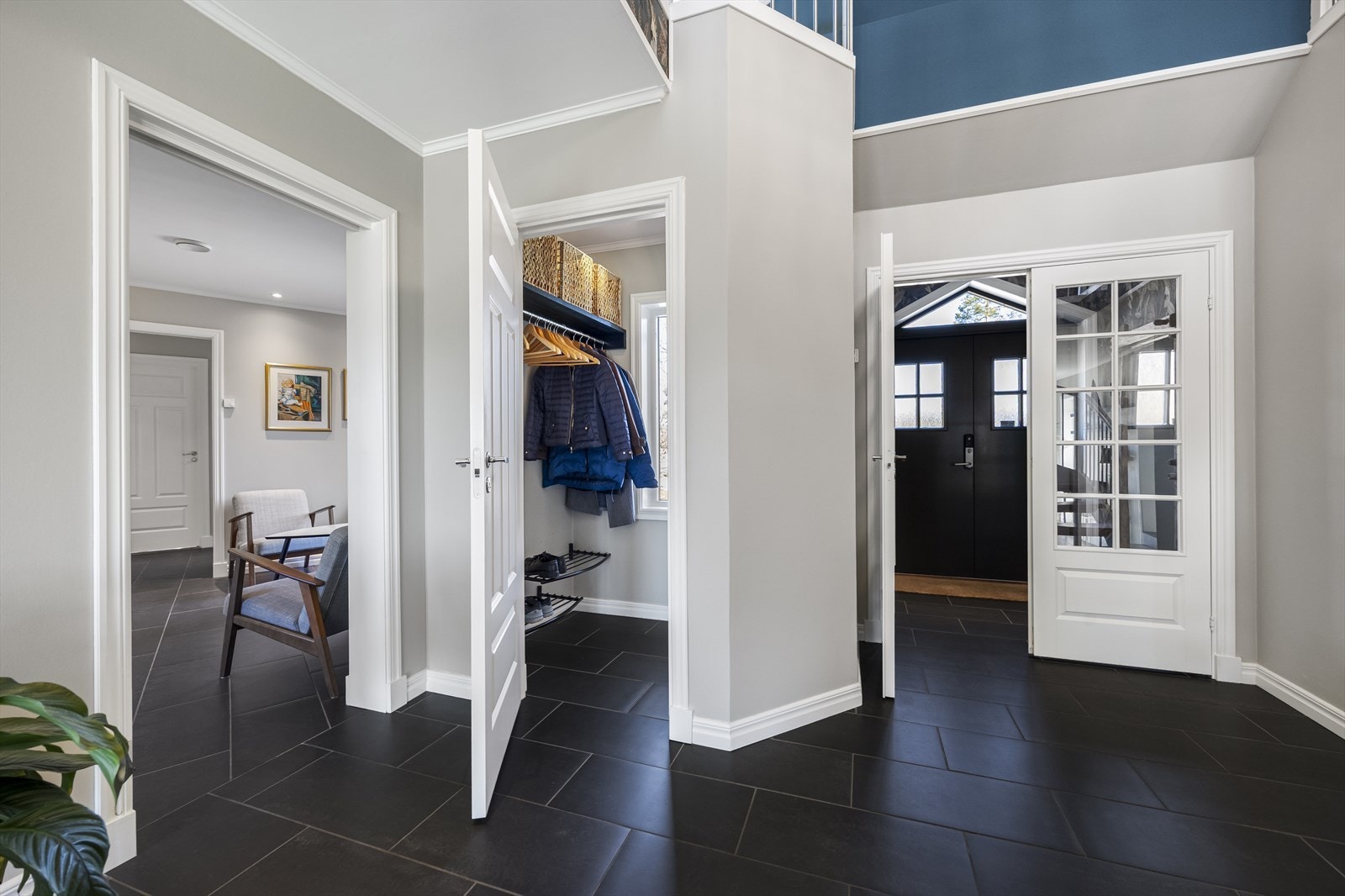 Boligen er praktisk utformet med de sosiale soner og oppholdsrom i midten av boligen, med 2 sidefløyer hvorav den ene inneholder master-suite med foreldresoverom og stort privat baderom. Galleribilde