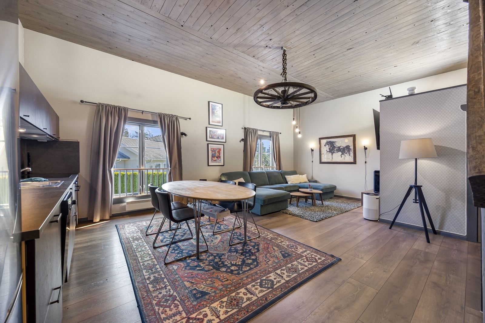 Stue med hems - Uthus (ikke omsøkt). Loftsetasjen er registrert som høyloft. Galleribilde