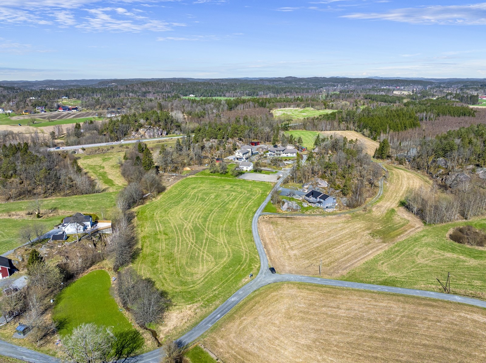 Området er naturskjønt med flere flotte fri- og turområder med noen av landsdelens flotteste badestrender i gangavstand. Arendal og Grimstad rideklubb ligger også kun få minutter unna. Galleribilde