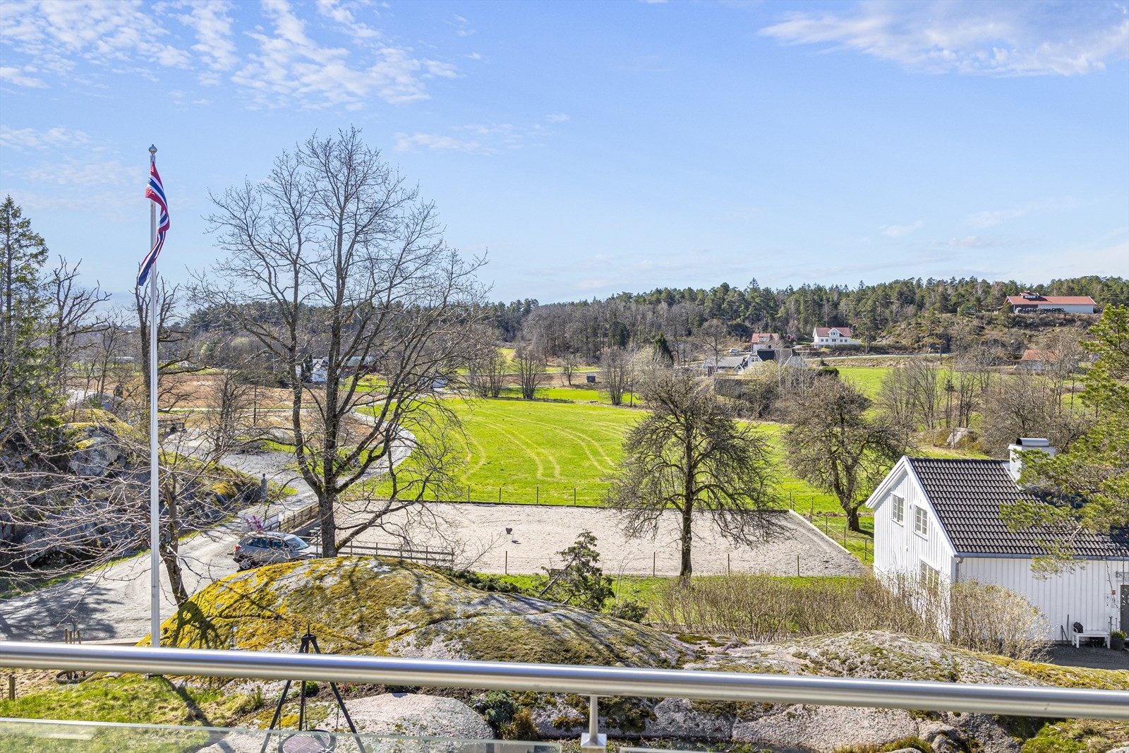 Eiendommen ligger tilbaketrukket og solrikt til, høyt og fritt på en kolle i landlige omgivelser med utsikt over dyrket mark og områdene rundt. Galleribilde