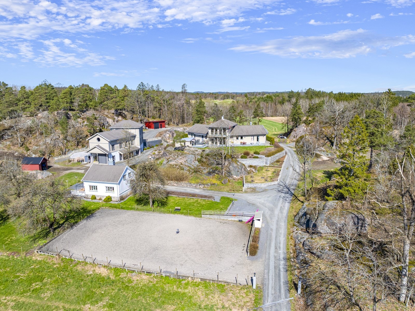 Landlig gårdsidyll med herskapelig hovedhus av nyere dato, kårbolig og stort uthus med meget sentralt beliggenhet på Fevik. Foto: Hallvard Rimereit. Galleribilde