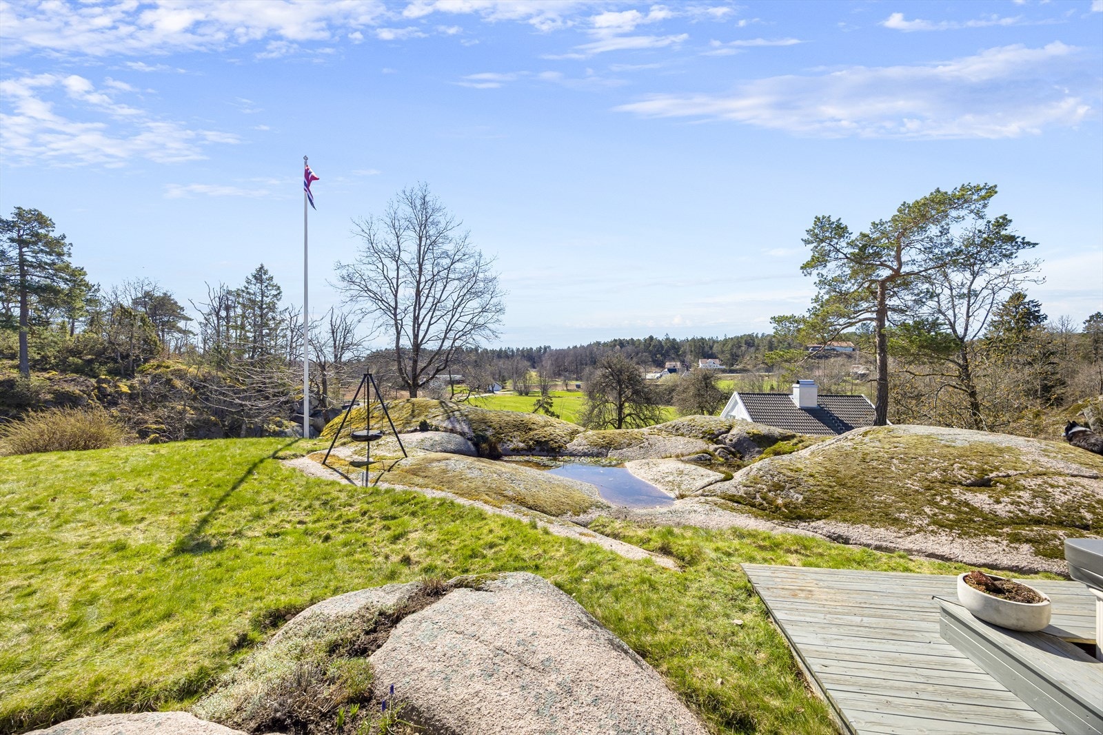Eiendommen ligger tilbaketrukket og solrikt til, høyt og fritt på en kolle i landlige omgivelser med utsikt over dyrket mark og områdene rundt. Hovedhuset ligger sydvestvendt på kollen med fine uteplasser og sol fra tidlig morgen til sen kveld. Galleribilde