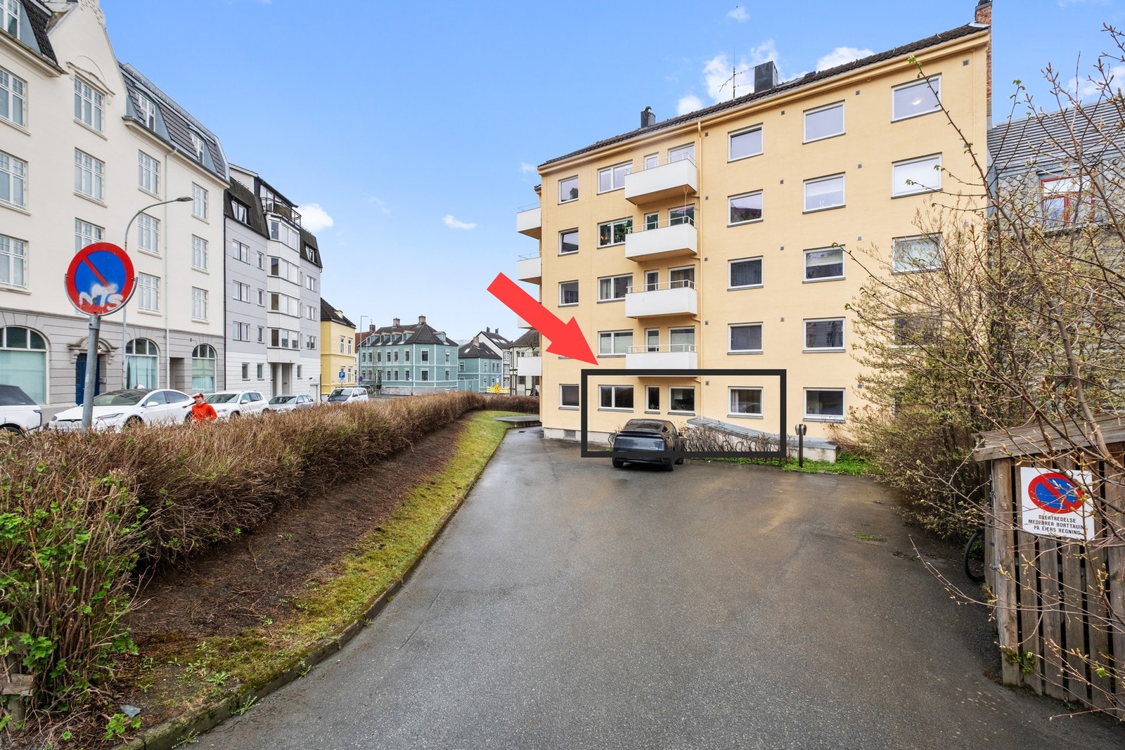 Leiligheten har en fin plassering ut mot bakgården. Her finner du også aksjelagets 4 parkeringsplasser (2 med lader). Galleribilde