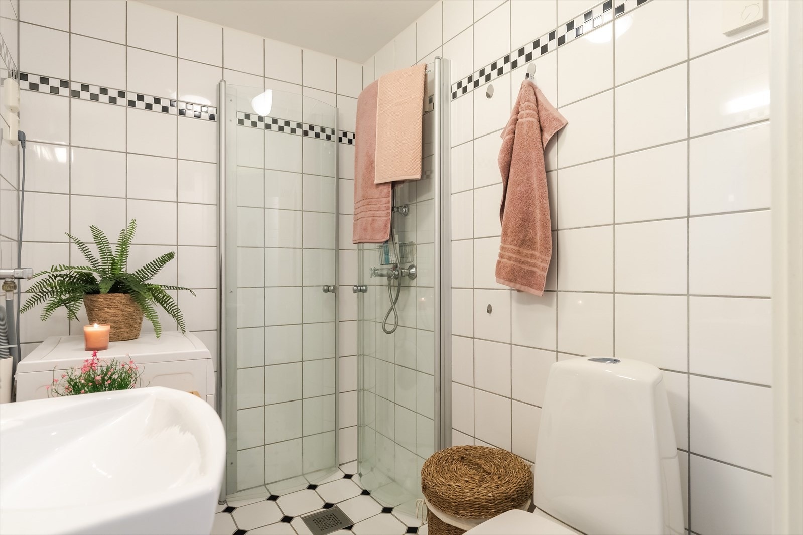 Badet fremstår som velholdt og pent, og måler ca. 3,5 kvm. Galleribilde