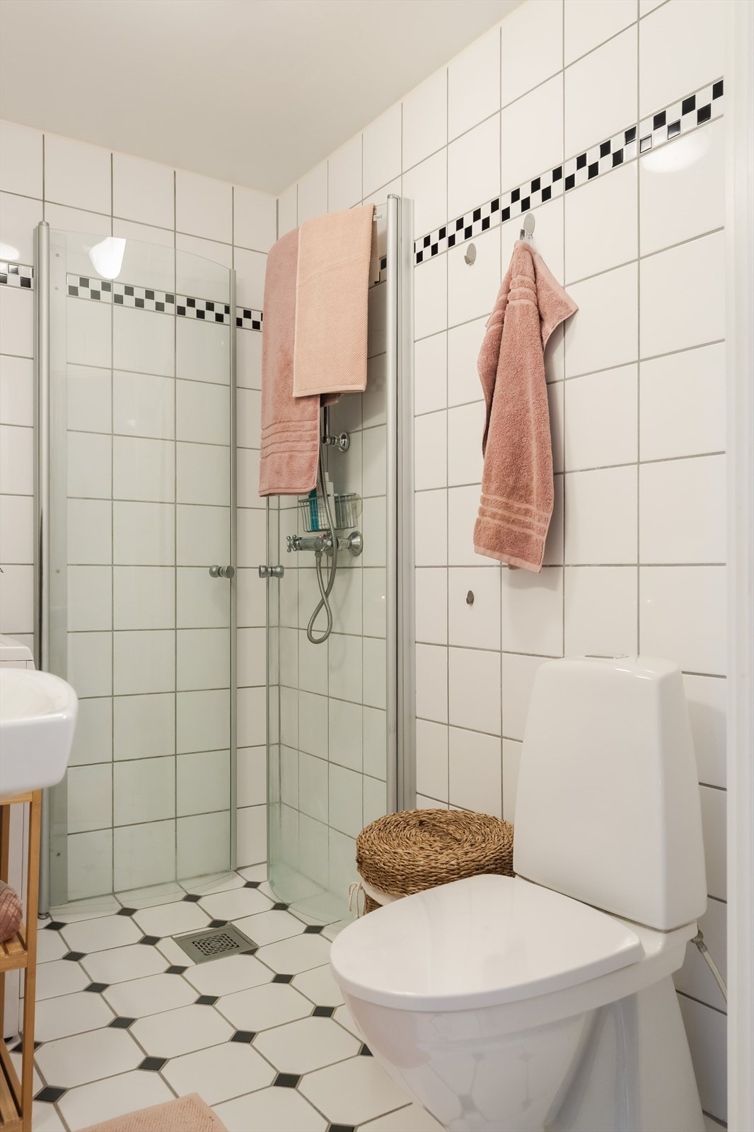 Badet har hvite fliser på veggene og matchende fliser på gulv med gulvvarme. Galleribilde