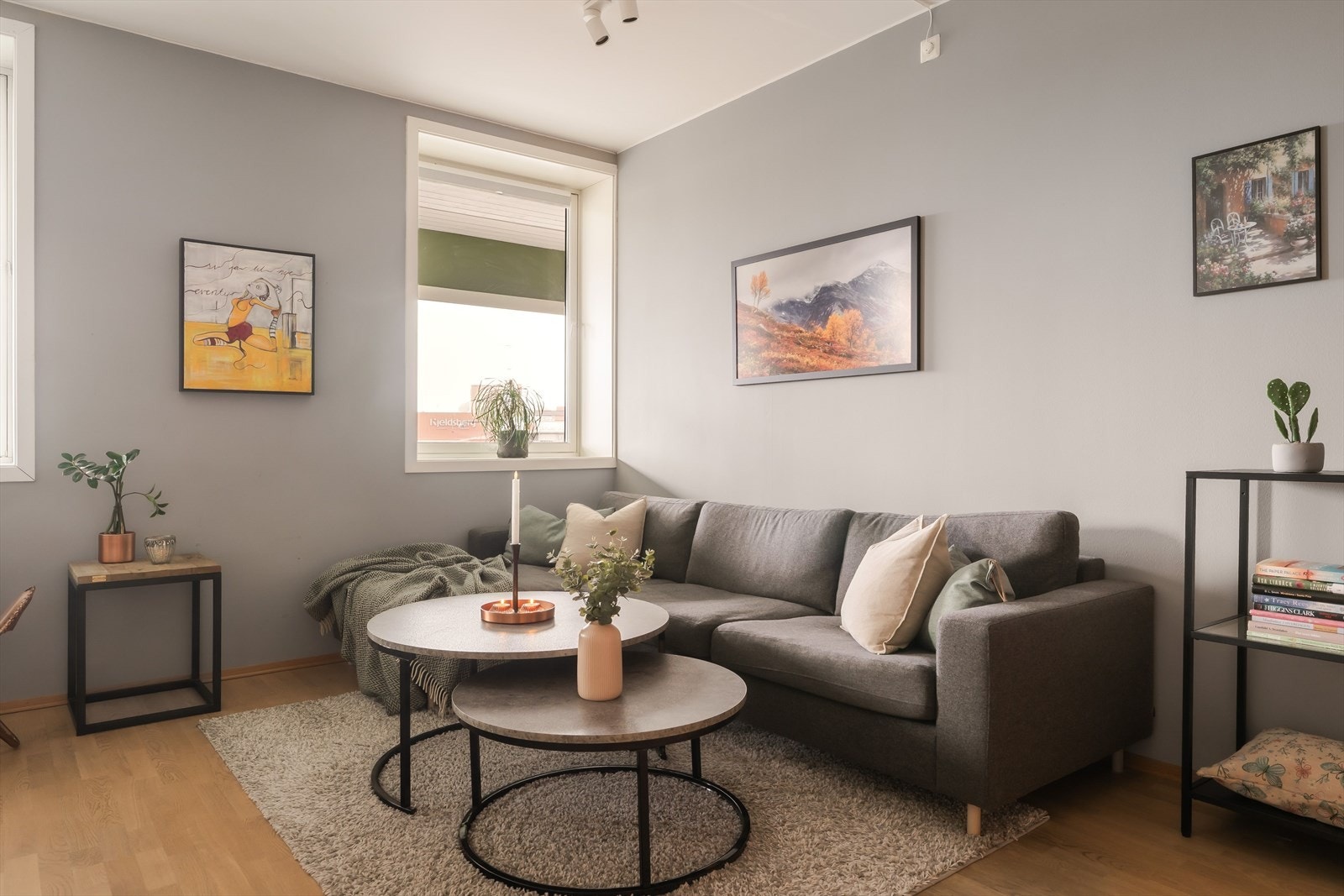 I en egen sone i allrommet er det en perfekt plass for en hjørnesofa med tilhørende møblement. Galleribilde