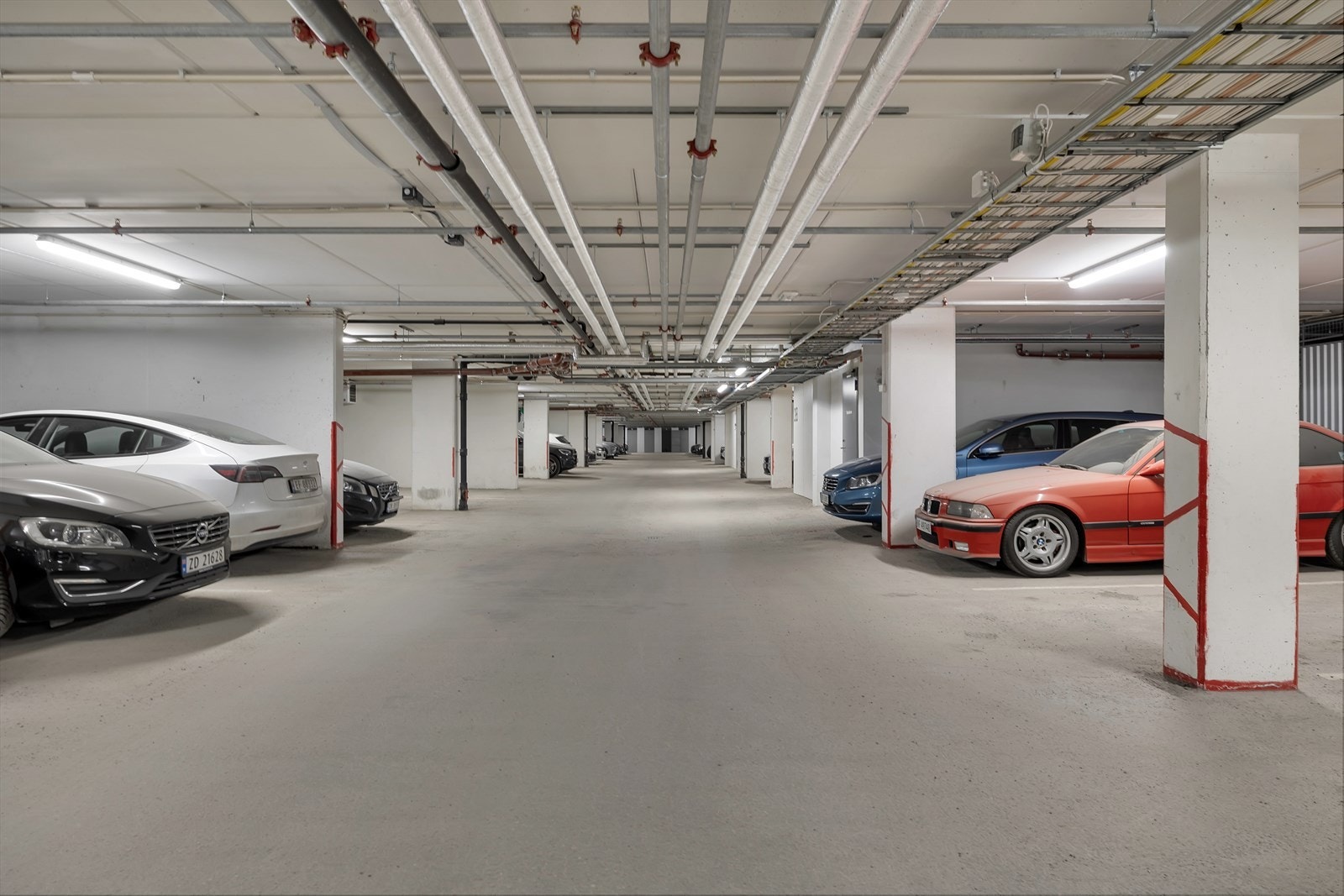Fast parkeringsplass i felles garasjeanlegg Galleribilde