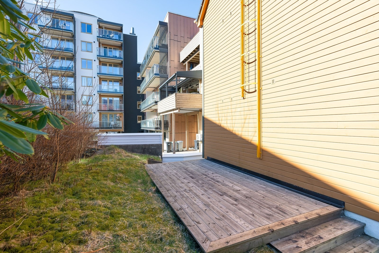 Uteområdene er pent opparbeidet med sittegrupper og grøntarealer. Galleribilde
