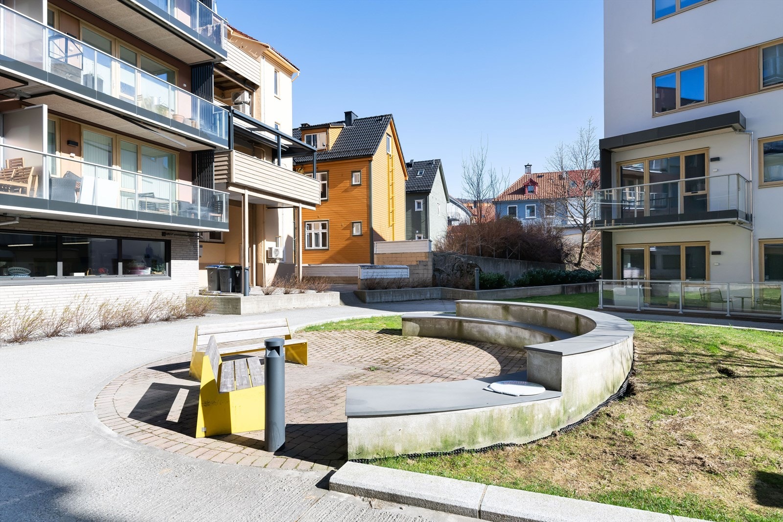 Boligen ligger i et etablert og attraktivt område, skjermet og tilbaketrukket fra bykjernen. Galleribilde