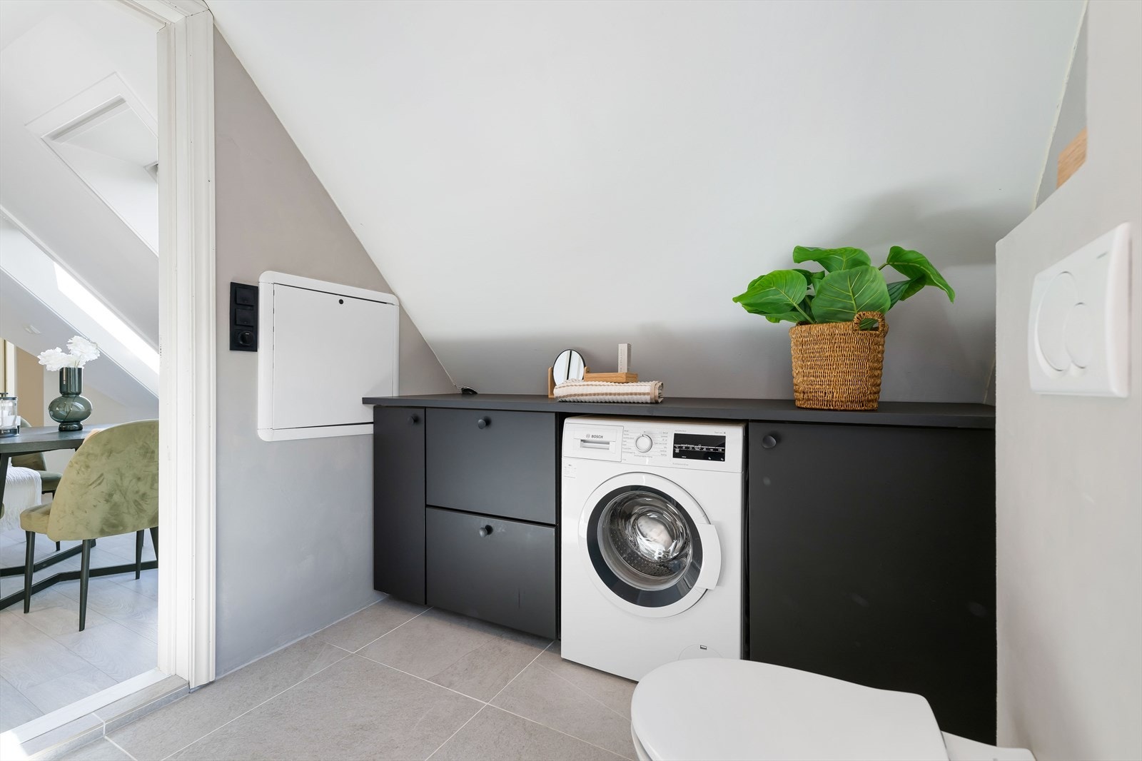 Badet er praktisk innredet med opplegg for vaskemaskin og god oppbevaringsplass. Galleribilde