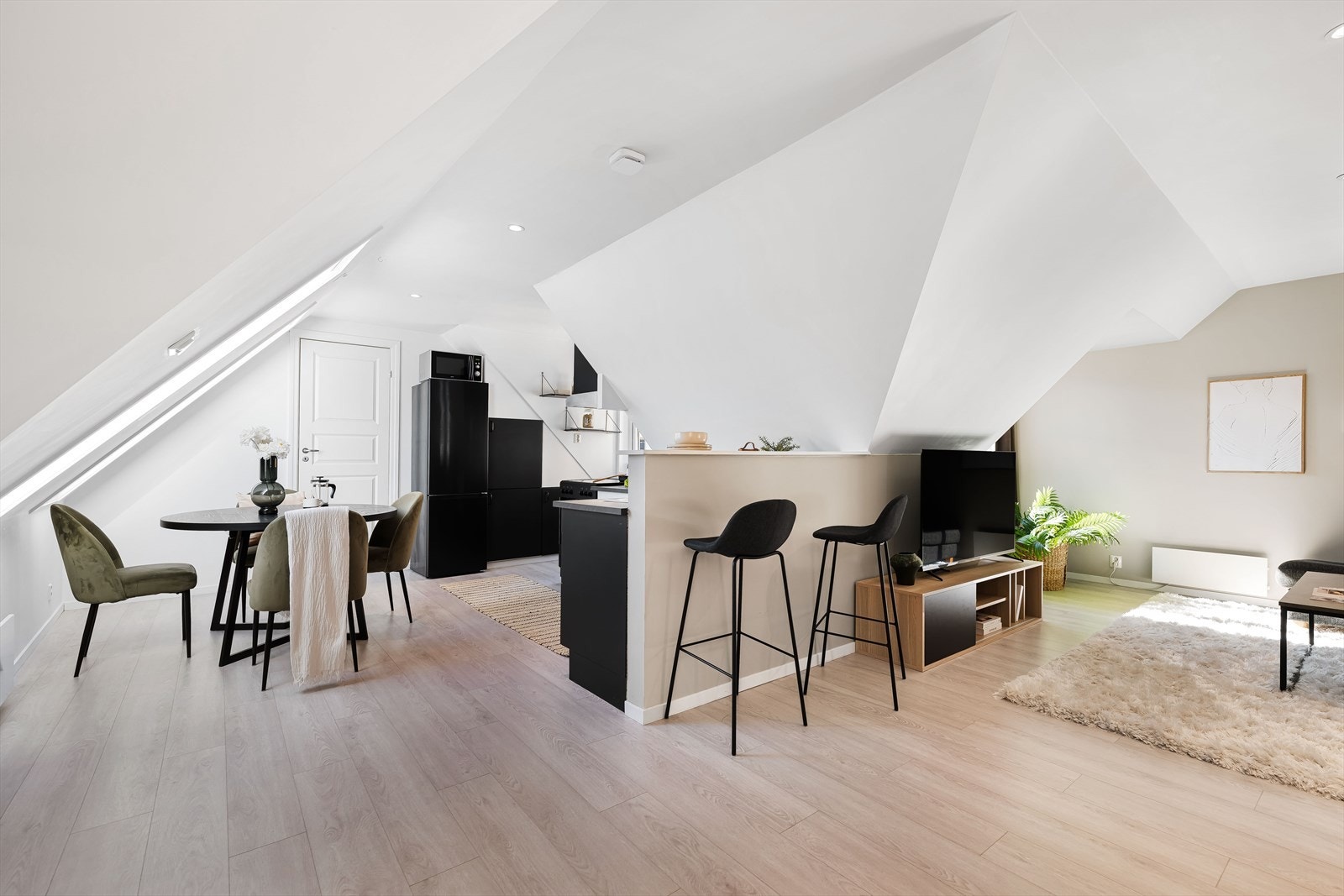 Velkommen til Bjørnsons gate 19! En moderne og arealeffektiv 4-roms toppleilighet med gjennomgående god standard, beliggende sentralt på Kronstad. Galleribilde