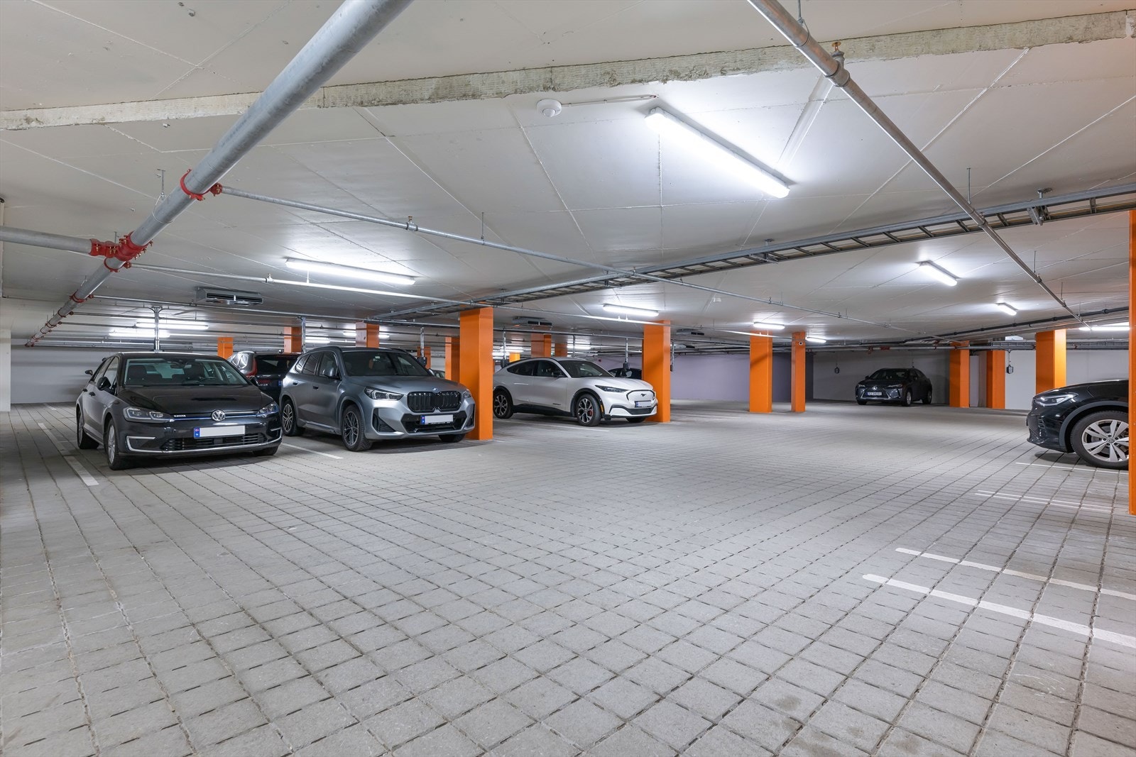 Leiligheten disponerer en fast parkeringsplass i et lukket og trygt garasjeanlegg. Galleribilde