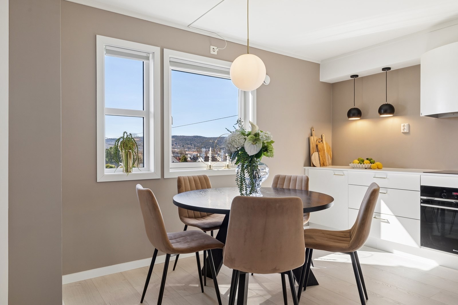 Leiligheten er åpen og lys med moderne innredninger og smakfulle detaljer. Galleribilde