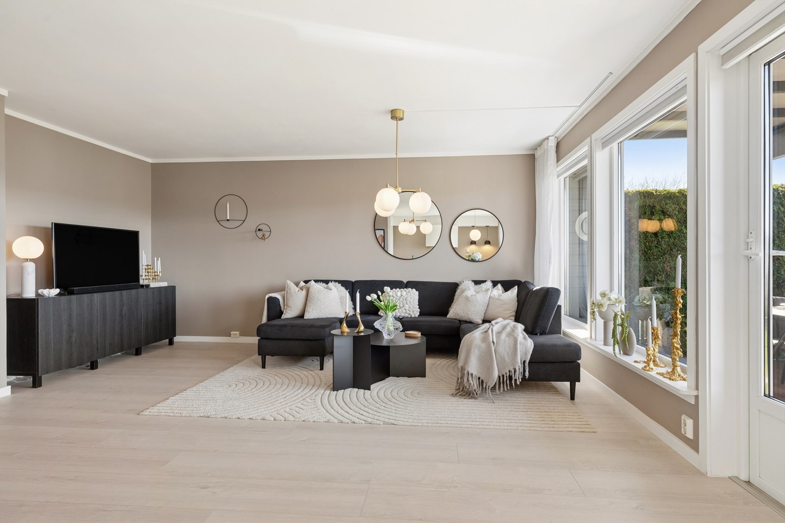 Stue med god plass for en sofagruppe og tv møblement. Galleribilde