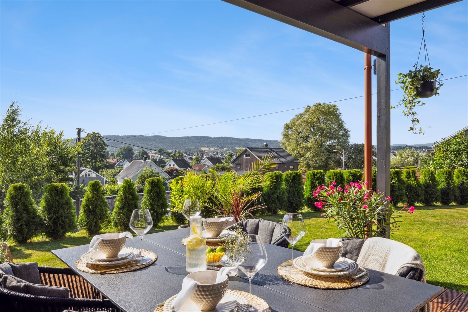 Innbydende, vestvendt veranda som byr på sol fra ettermiddag til kveld. Galleribilde