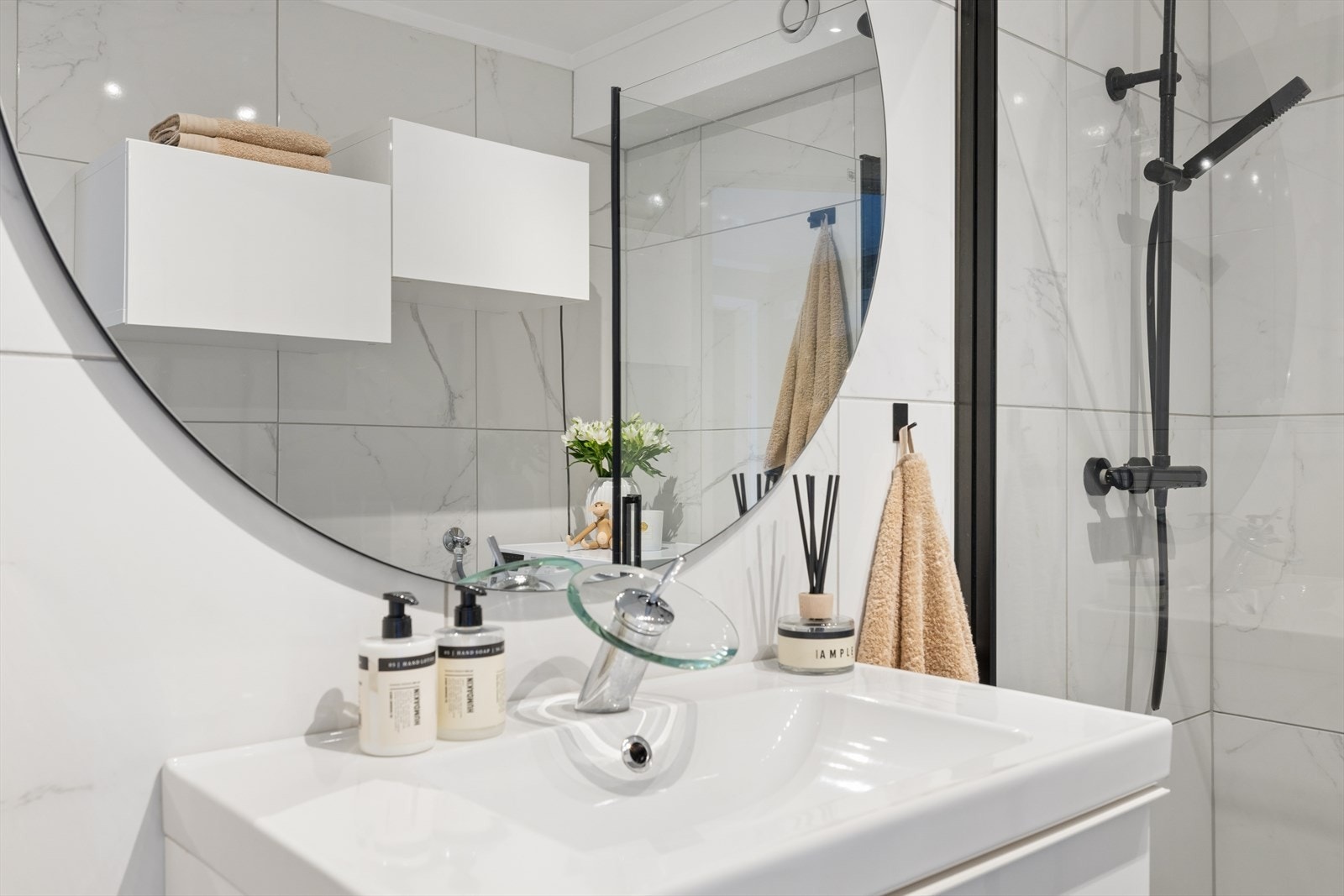 Badet har rikelig med oppbevaringsplass for håndklær, kosmetikk og annet tilbehør. Galleribilde