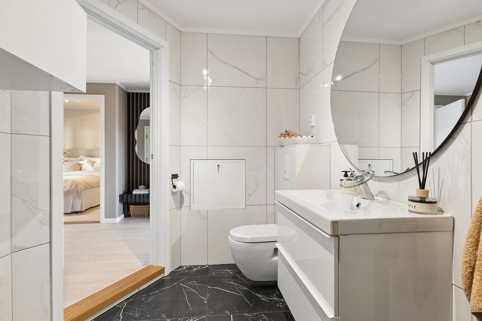 Enkel adkomst til badet fra inngangspartiet. Galleribilde