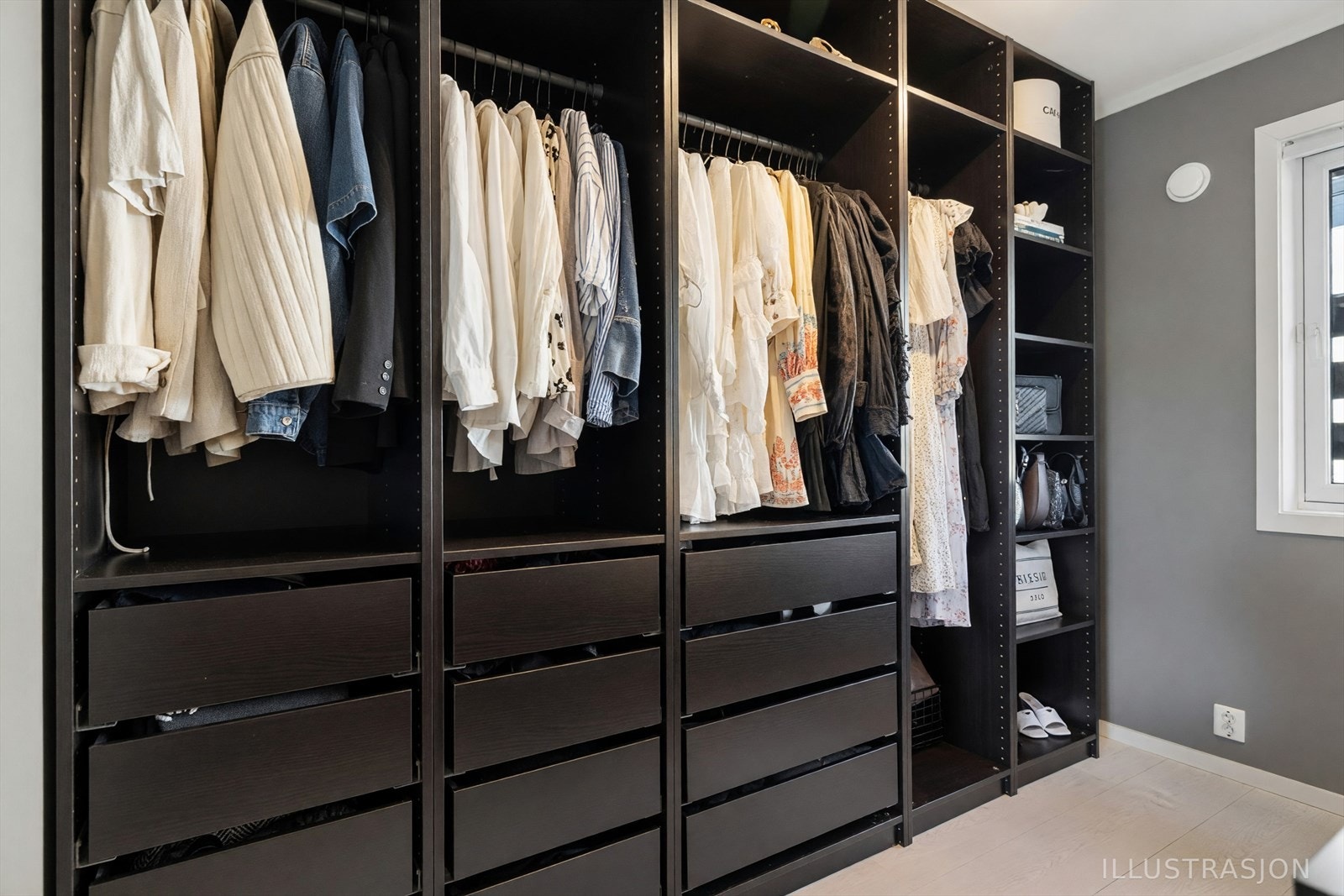 Soverom 2 er innredet som walk-in garderobe. Galleribilde
