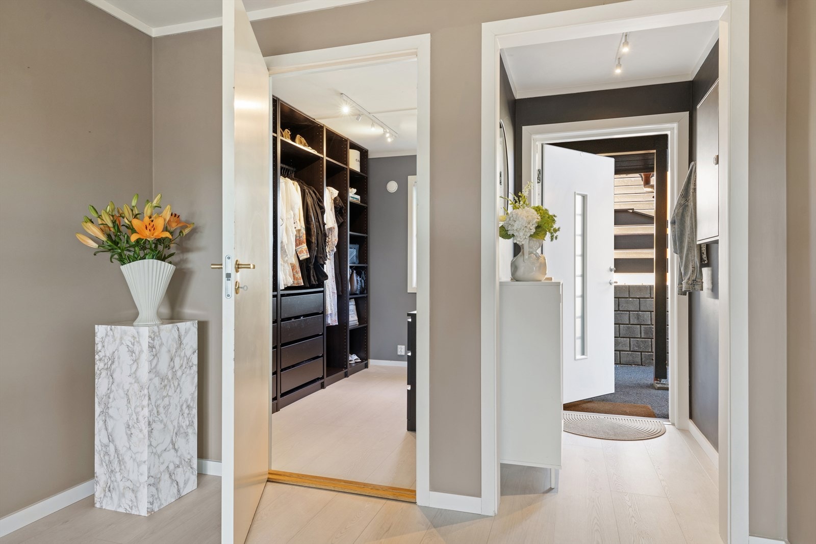 Leiligheten har to soverom, hvorav det ene er innredet som walk-in-garderobe. Galleribilde