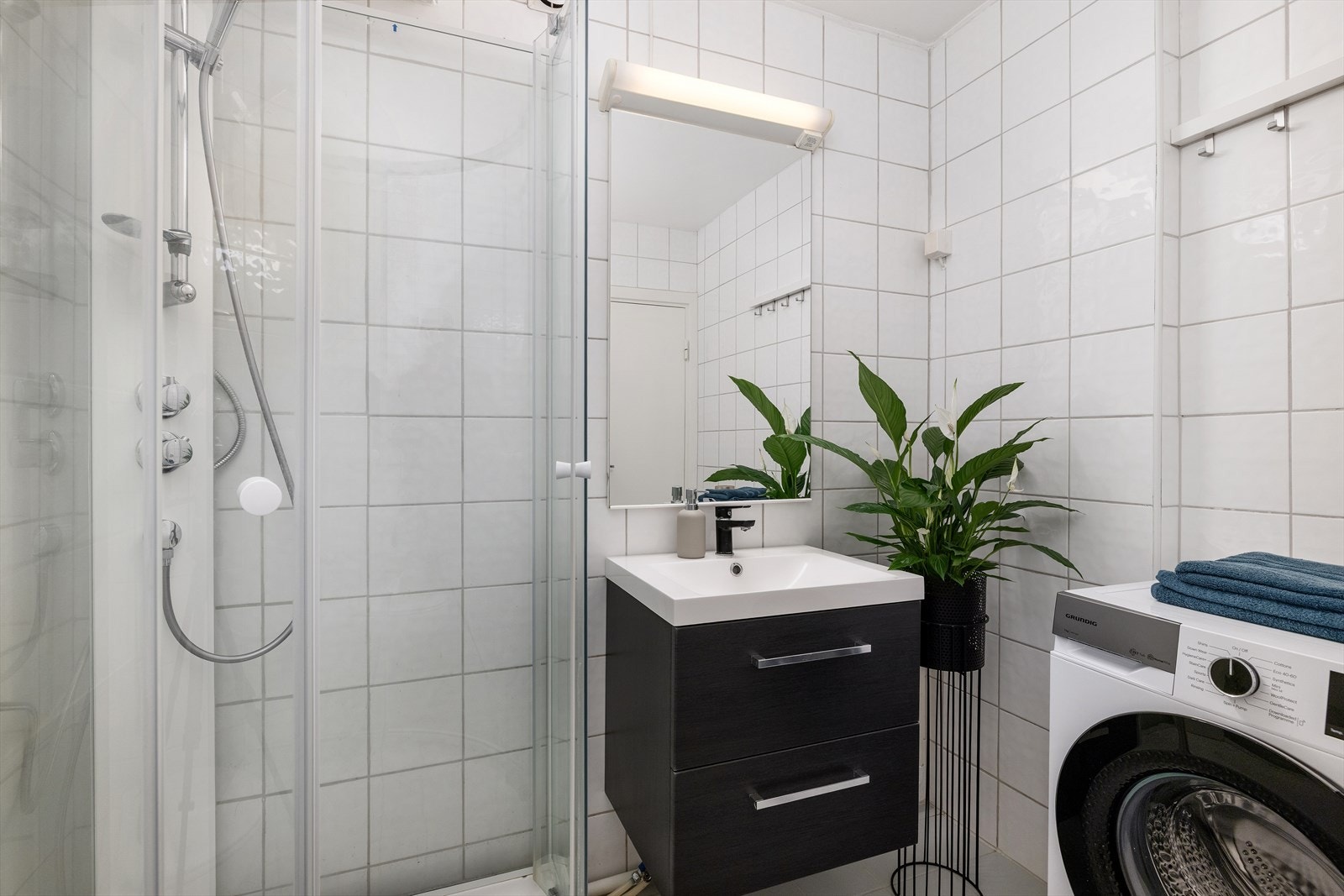 Badet har opplegg for vaskemaskin, noe som forenkler hverdagslogistikken. Galleribilde