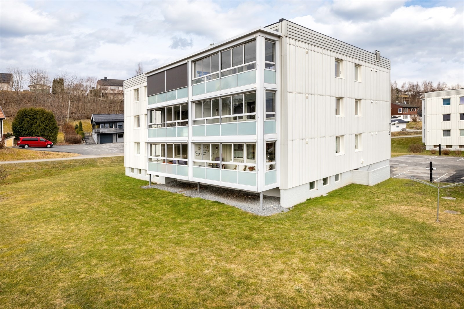 Beliggenheten gir kort avstand til servicetilbud i Hønengata, trygg skolevei til Ullerål skole og turmuligheter i Hovsmarka. Galleribilde