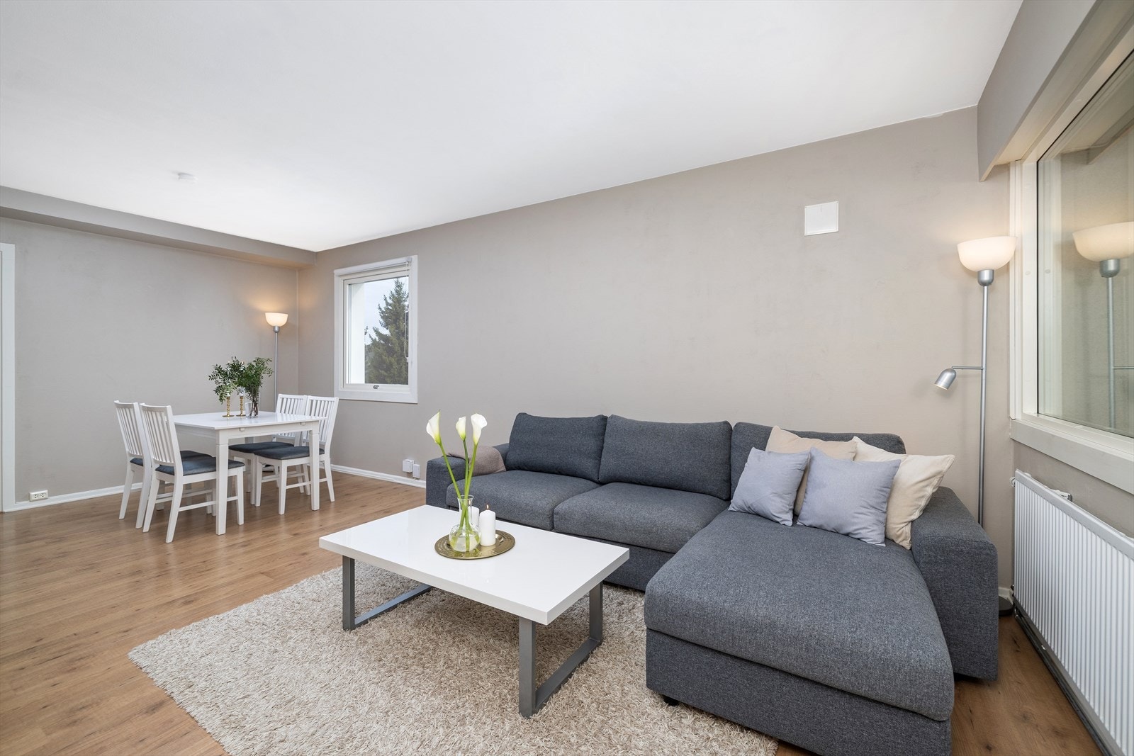 Stuen er leilighetens samlingspunkt, med god plass til både sofagruppe og spiseplass. Galleribilde