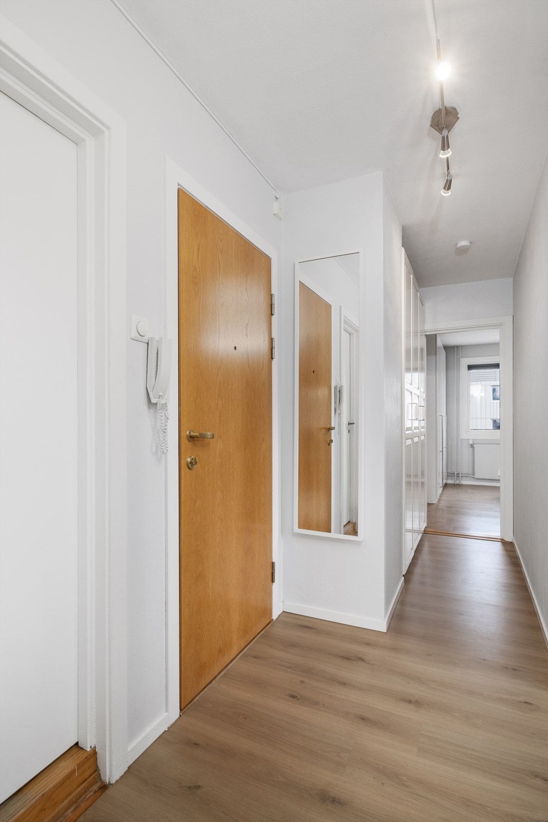 Entréen ønsker velkommen inn og har plass til garderobeløsning for yttertøy og sko. Her er også dørcallingnalegg. Galleribilde