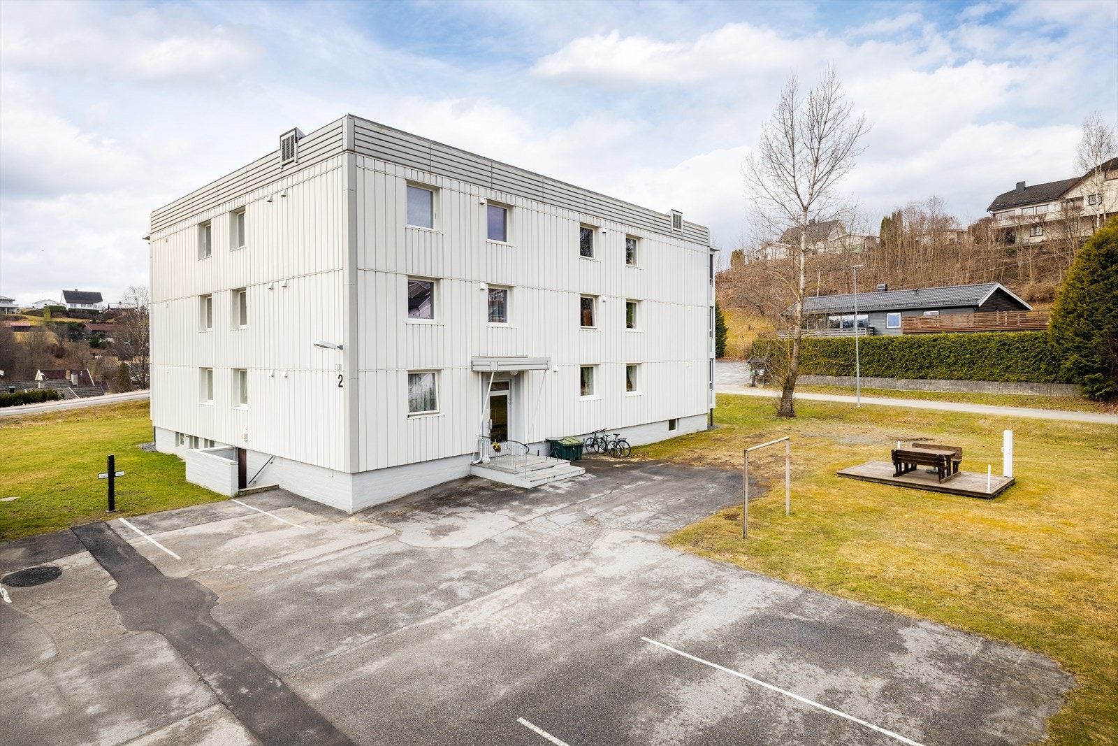 Leiligheten ligger i Haldenveien 2. Borettslaget tilbyr felles sykkelrom, trimrom, og vil etablere nye fellesvaskerier i 2025. Galleribilde