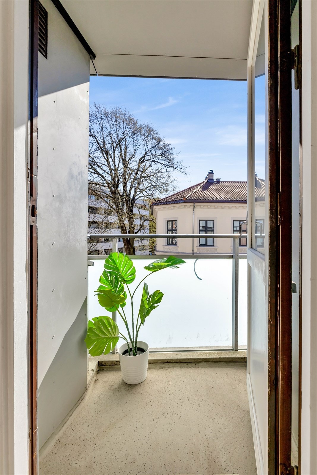 Hyggelig, sørvendt balkong med plass til et par stoler og et lite bord. Galleribilde