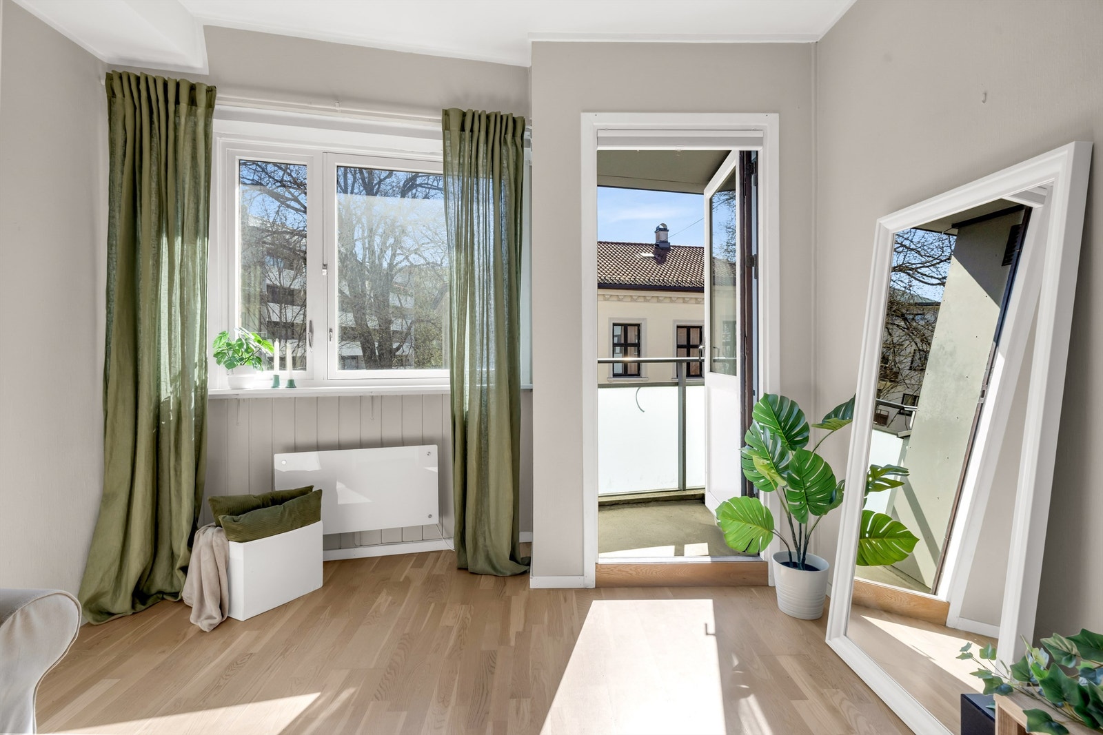 Fra stuen er det utgang til leilighetens balkong. Galleribilde