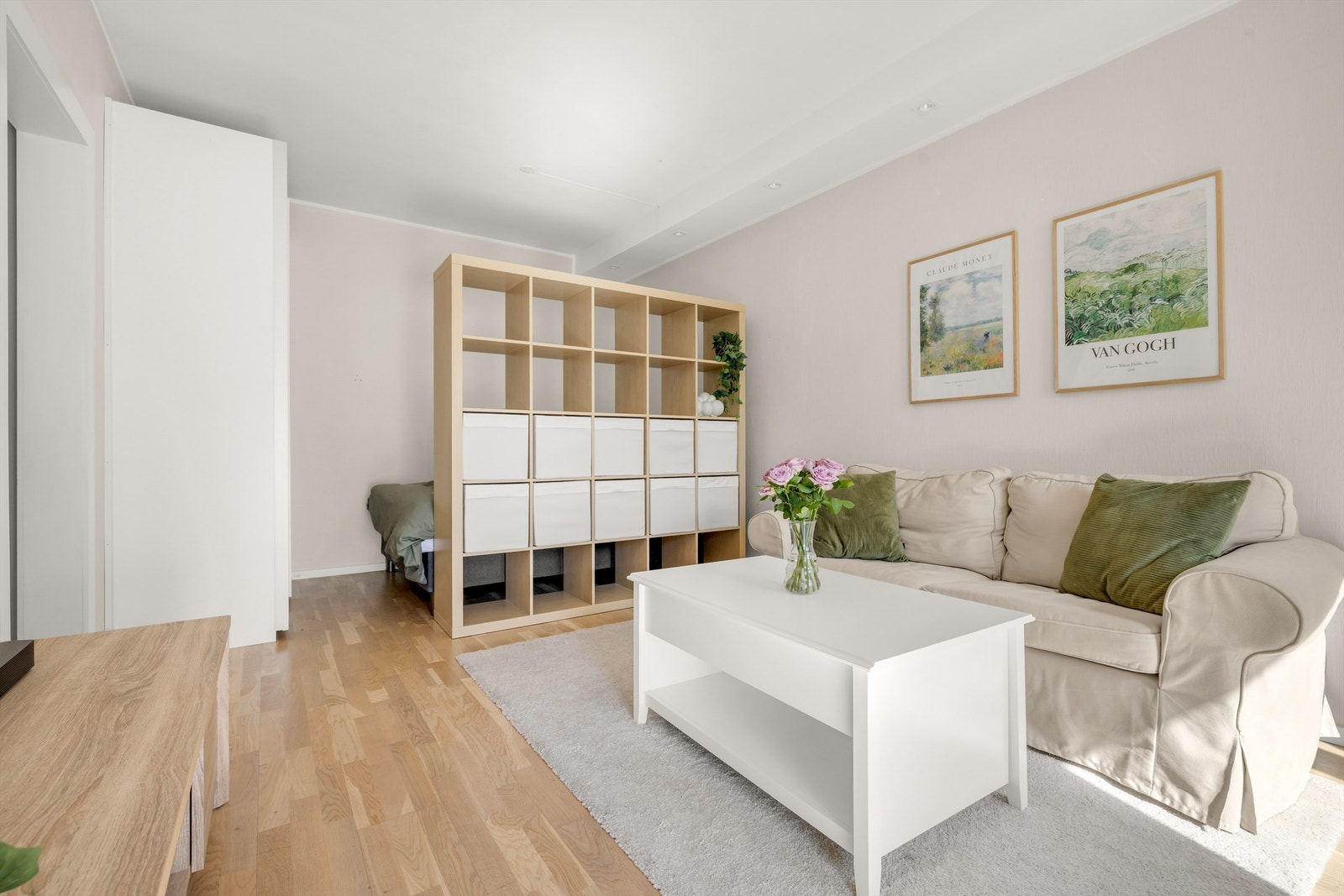 Overflatene er malt i en behagelig og moderne fargetone, og på gulvet er det lagt 3-stavs parkett. Galleribilde