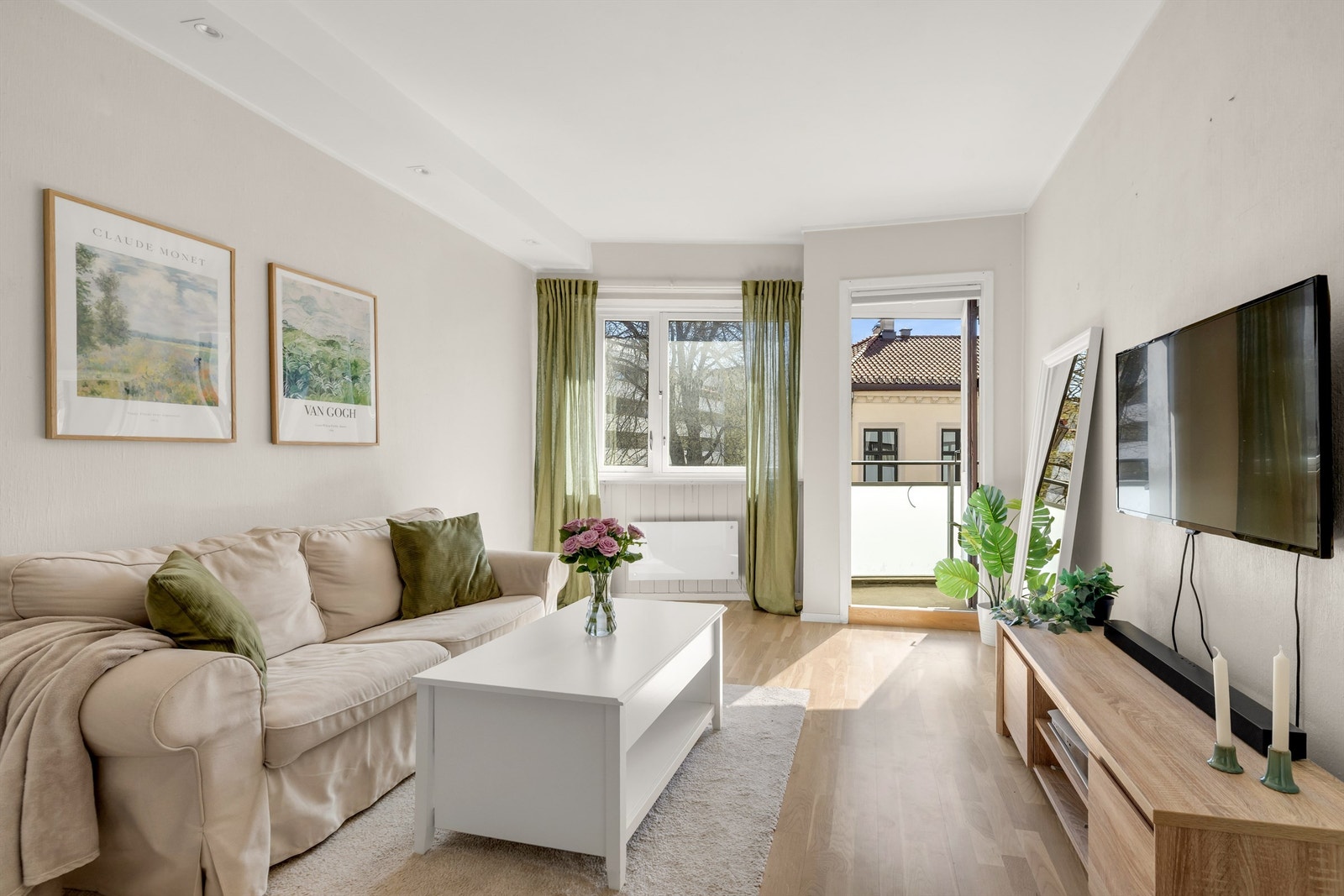 Romslig og trivelig oppholdsrom med store vindusflater som slipper inn rikelig med naturlig lys. Galleribilde