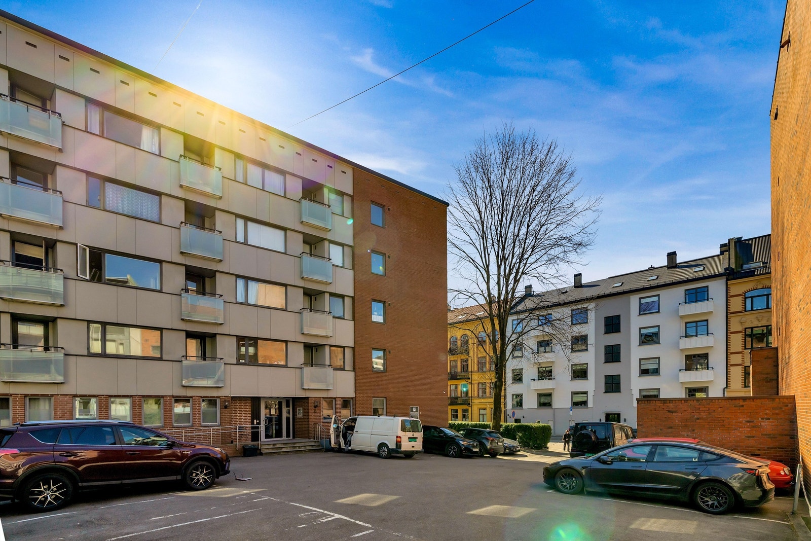Det er 15 parkeringsplasser i sameiet som disponeres av styret etter venteliste. Galleribilde